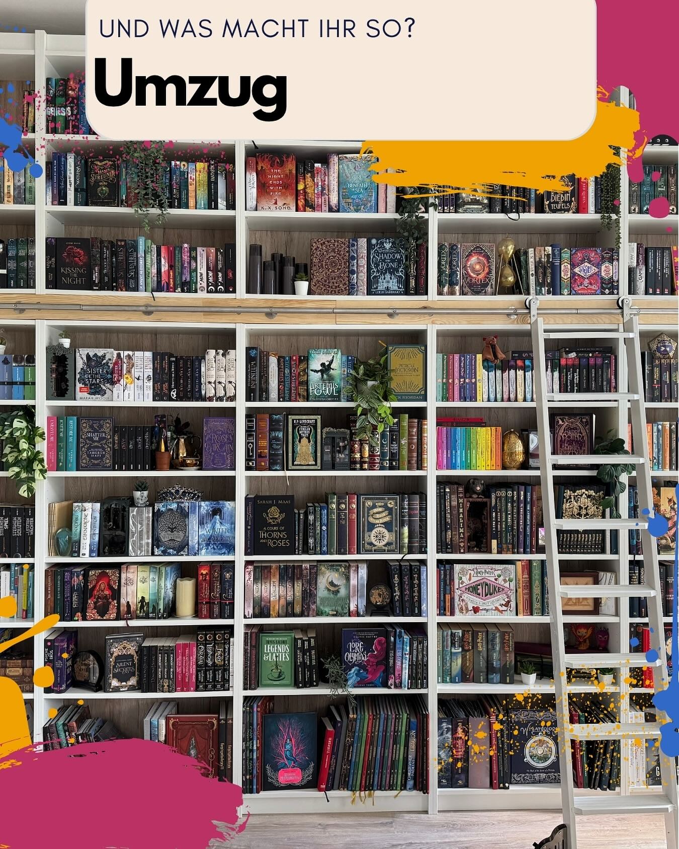 Momentan sind ich und mein Verlobter am Umziehen. Eigentlich etwas früher als geplant, neben der Arbeit und semi-spontan aber wir machen das Beste draus und freuen uns darüber alles so zu gestalten wie wir es uns wünschen.
Also seht ihr auf dem Bild meine neue Bücherwand. Mit Leiter auf der ich hin und her fahren kann damit ich die 3,30m hohe Decke ausnutzen kann. Sie besteht aus Billy Regalen die wir schon hatten + ein paar neuen :) Zusammengebaut hat sie der fantastische @ravii.de ohne den wir hier absolut gar nichts gebacken bekommen würden (von Boden verlegen über komplizierte Altbaukatastrophen hat er hier schon alles irgendwie in Ordnung gebracht)
Wir versuchen generell alle Möbel, die wir haben, sinnvoll einzusetzen und nur etwas aufzustocken und/oder mit Farbe zu arbeiten - vorher war unsere Wohnung komplett weiß und ich bin ehrlich, ich kann es nicht mehr sehen. Jetzt sieht mein Arbeitszimmer auch so aus als hätte Pinterest draufgekotzt. 😂 aber ich liebe es.