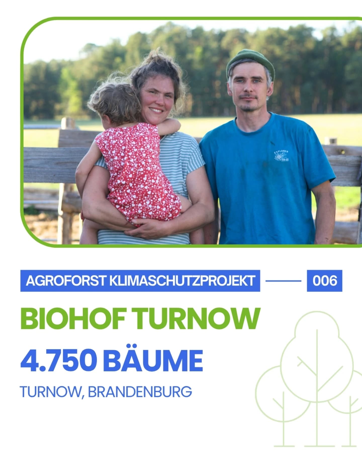 🙌 4.750 Bäume haben wir Anfang Mai in unserem 6. Klimaschutzprojekt auf den Flächen des @biohofturnow in Brandenburg gepflanzt
🌳 4.750 schnellwachsende Pappeln
🌳 16,8 Hektar Agroforstsystem
🌳 34 Tonnen CO₂Bindung pro Jahr
🌳 720 Tonnen CO₂ Bindung über die gesamte Projektlaufzeit von 21 Jahren
🚜 Der Biohof Turnow, geführt von Carolin und Arne Rost, liegt im brandenburgischen Turnow nahe Cottbus. Seit 2013 bewirtschaftet das Paar etwa 50 Hektar Land ökologisch und setzt dabei auf eine tiergerechte und nachhaltige Landwirtschaft.
🐄 Ein besonderes Merkmal des Hofes ist die muttergebundene Kälberaufzucht: Kälber bleiben nach der Geburt bei ihren Müttern und trinken deren Milch, was zu einer natürlichen Entwicklung beiträgt. Die rund 20 Milchkühe leben ganzjährig im Freien, mit Zugang zu Witterungsschutz am Waldrand oder im Offenstall, und ernähren sich von Gras im Sommer sowie Heu im Winter.
🍃 Die 4.750 Pappeln wurden auf den Weideflächen des Biohof Turnow gepflanzt. Neben der Klimaschutzfunktion durch CO₂ Bindung bieten die Bäume den Rindern zukünftig Schutz vor direkter Sonneneinstrahlung. Dies ist besonders während der heißen Sommermonate von entscheidender Bedeutung, da Rinder bei Temperaturen über 25°C Hitzestress entwickeln können. Durch die verfügbaren Schattenplätze können die Tiere ihre Körpertemperatur besser regulieren.
💸 Finanziert wird das Klimaschutzprojekt auf dem Biohof Turnow durch Spenden - jeder Betrag hilft, die Agroforstsysteme zu finanzieren und somit schnell und langfristig CO₂ zu binden.
Jetzt unterstützen - Gemeinsam pflanzen wir Bäume!
Mehr Infos über die Projekte und VIVO Carbon
👉 Link in Bio
#agroforst #agroforstsysteme #co2 #klimaschutz #umweltschutz #biodiversität #klimawandel #naturschutz #vivocarbon #regenerativelandwirtschaft #agroforestry #agroforestrysystems #biodiversity #carbonremoval
@defaf_ev
@kreisbauernverband.spn
@lbv_brandenburg
@lignovis
@bauernzeitungonline