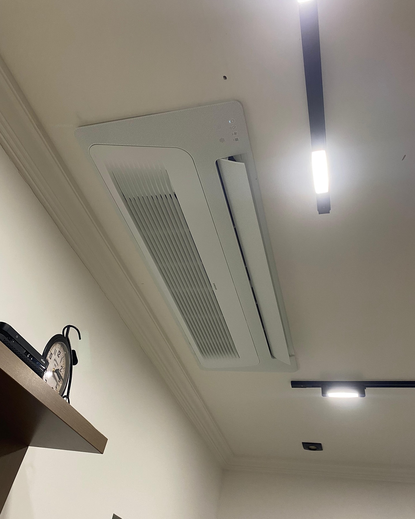 ❄️ Instalação de Ar-Condicionado Cassete 1 Via Samsung ❄️
Hoje finalizamos mais um projeto com excelência e eficiência! 💪
Realizamos a instalação do modelo Cassete 1 Via da Samsung, ideal para quem busca conforto térmico com discrição e elegância no ambiente. Seu design slim se integra perfeitamente ao teto, sem comprometer a decoração. 👌✨
✅ Fluxo de ar suave e uniforme
✅ Alta eficiência energética
✅ Ideal para ambientes comerciais e residenciais sofisticados
Se você também quer climatizar seu espaço com tecnologia de ponta, entre em contato com a gente! 📲
📍 Atendemos toda a região
📆 Agende sua visita técnica
💼 Soluções personalizadas para cada cliente
#arcondicionadocassete #samsungcassete #instalaçãoprofissional #climatizacao #ambienteconfortável #samsung #cassete1via #arcondicionado #engenhariatérmica #qualidadequerefresca