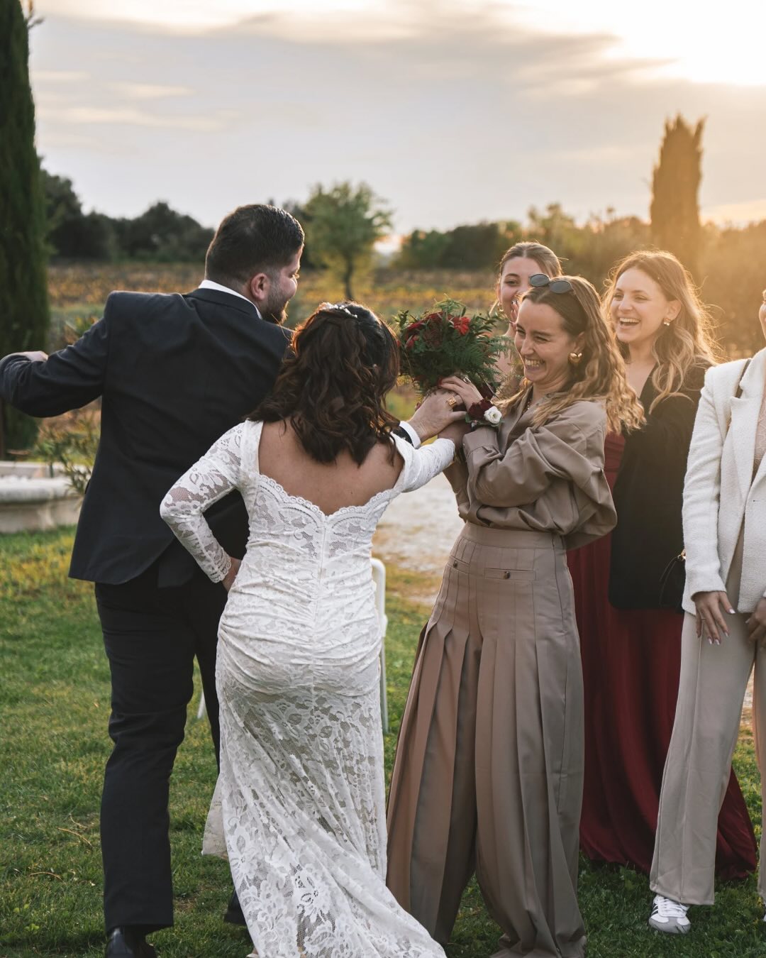 💐 Certains bouquets ne sont pas faits pour voler.
Ils sont faits pour être confiés, choisis, transmis.
Celui-ci a trouvé sa prochaine histoire entre deux mains prêtes à la porter.💛
PARTENAIRE :
📸 @cruz_prod13
#masdesaureliens