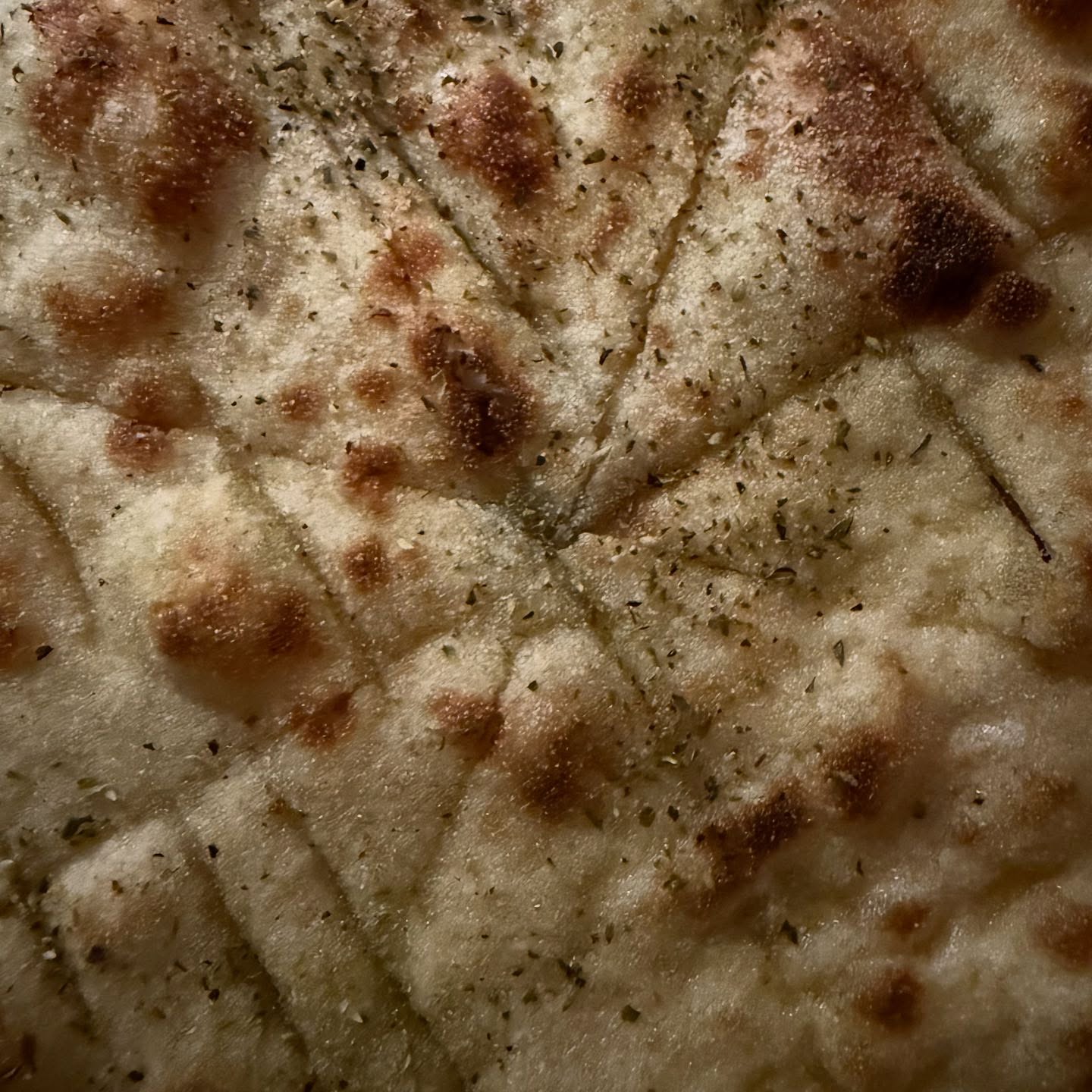 Olio, sale e tradizione.
La focaccia #daRossino non ha bisogno di presentazioni: basta un morso per tornare bambini, seduti a tavola con chi ami.
Semplice. Buona. Vera.
#CascinaRossino #FocacciaRustica #SaporeDiCasa