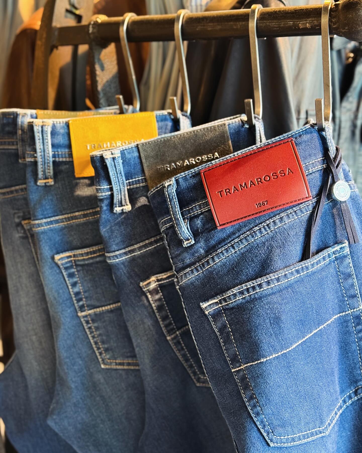 Op zoek naar dé ultieme jeans? Ontdek het Italiaanse vakmanschap van Tramarossa. 🇮🇹
Tramarossa staat voor luxe denim, handgemaakt in Veneto, met een perfecte pasvorm en oog voor detail. Voor mannen die alleen het beste willen dragen. 👖
#Tramarossa #denim #kovaloff #outfit #men #menswear #mannenkledij #assenede