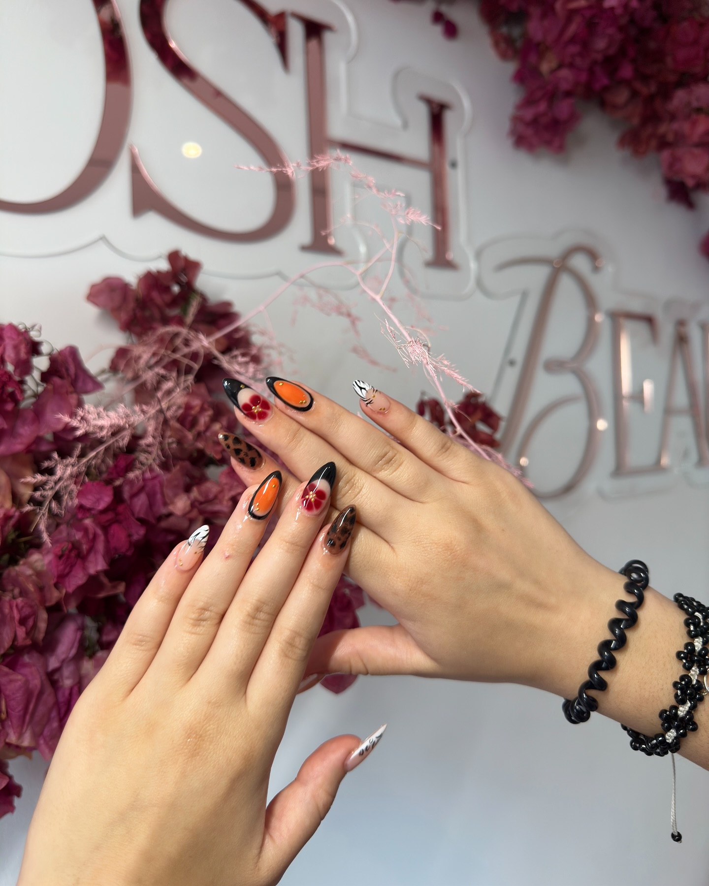 Pretty girls wear Gosh Nails 💅🏻💁♀️
Full cover tips with complex nail art done by Telvina .
To book your complex nail design booking send a picture to our :
Business whatapp nr : 081 500 2238
-
-
-
#nails #trendynails #pintrestnails #tortishellnails #stellenboschnails #goshnails