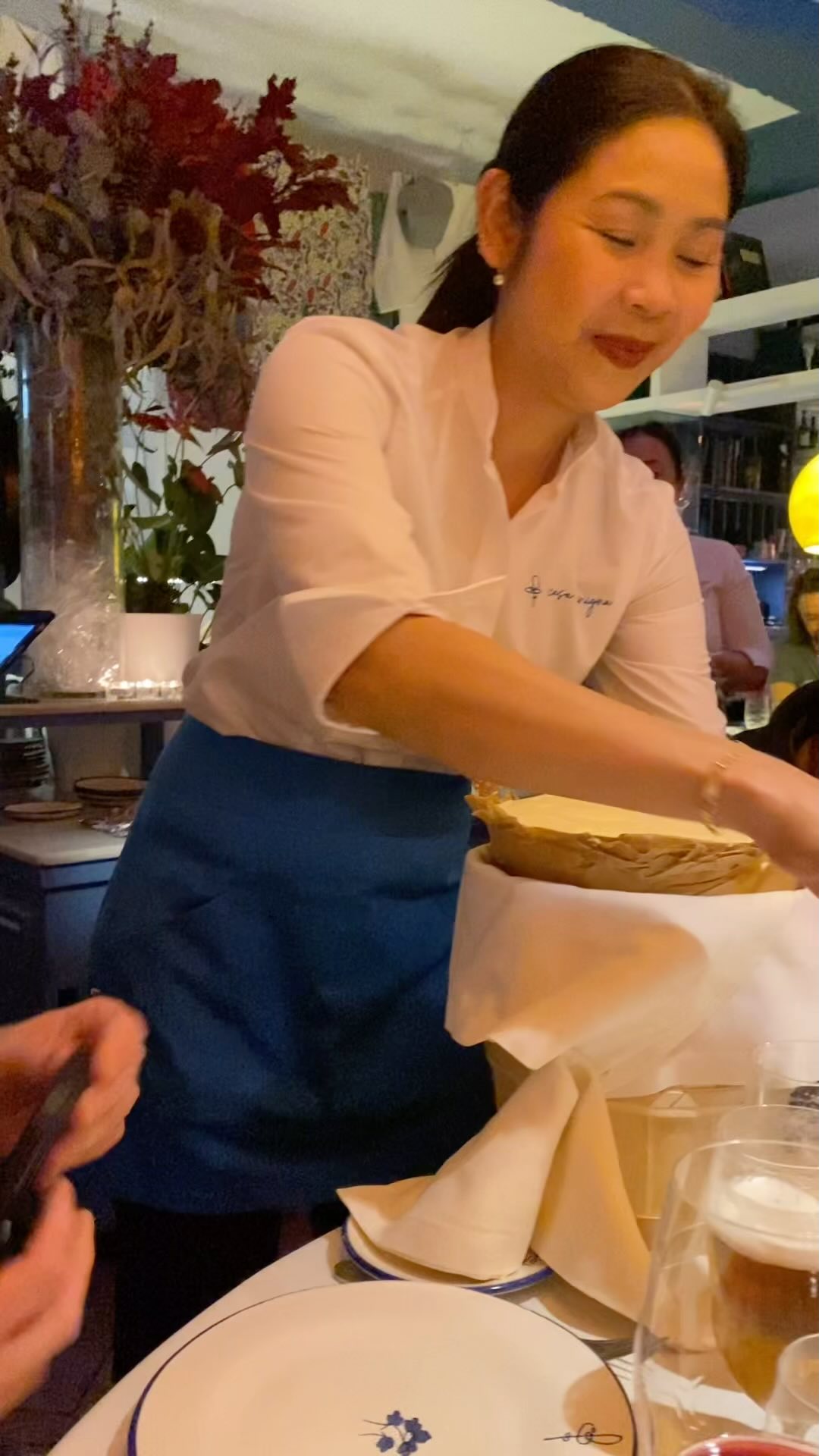 Fui recebida na @casabenigna com uma hospitalidade rara, daquelas que nunca esquecemos.
E cada detalhe do serviço reflete isso , como esta manteiga vinda diretamente da Normandia, servida com delicadeza e reverência ao produto.
Tudo aqui é escolha consciente: ingredientes de excelência, arenque e salmon da Noruega, respeito às origens de uma família que valoriza o sabor e a história por trás de cada prato.
Obrigada Lars e família!
Obrigada @andreheder , você arrasa!
@fsmadrid
Gracias por todo!
#CasaBenigna #MadridGastronômico #CozinhaComAlma #AltaGastronomia #SaboresDoMundo #MesaComHistória #GastronomiaAfetiva