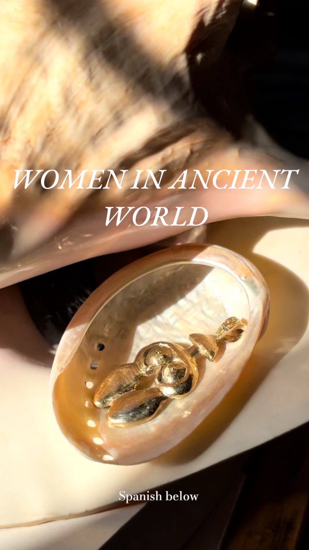 El papel de la mujer en la prehistoria y en historia antigua estaba muy asociado al contexto espiritual, religioso y ritual, este vínculo marcó no solo aquellas sociedades, sino también la memoria que aún nos atraviesa.
En la prehistoria al contrario de lo que se piensa las mujeres han participado activamente en la caza y recolecta, además de su importante papel como constructoras del conocimiento. Adoraban lo femenino como principio sagrado. Eran guardianas del hogar, del fuego, de la medicina y de la sabiduría ancestral.
En el Antiguo Egipto las mujeres gozaban de bastante libertad, y derechos propios, al contrario que en Grecia o Roma. Además de trabajos como médicos, escribas y comerciantes, también eran sacerdotisas, cantantes rituales y portadoras de símbolos. Rendían culto a Isis, Hathor o Bastet.
En Grècia y Roma las mujeres no tenía tantos derechos, el ideal femenino era la discreción y el recogimiento, sin embargo tenían un papel muy importante como sacerdotisas, algo común en todas las sociedades ancestrales. (Sigue en comentarios)
#jewels #jewelry#ancientjewelry#ancientwomen#archaeology#ancientegypt#aphrodite#goddess#ancienthistory #ancientegypt #ancientgreece #womeninspiringwomen #jewelryofinstagram #joyeria#handmadejewelry#handmade#jewelsaddict #spiritualjewelry#spiritualjewelrydesigner #middleeast#middleeasternart #figurine#venusfigurines