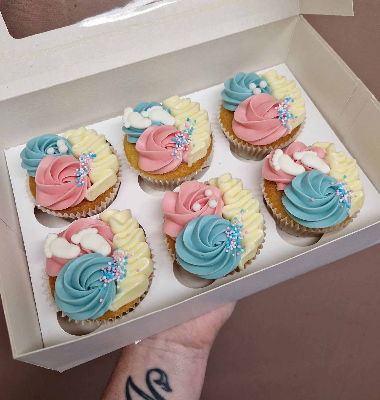 Roze of blauw? Het maakt niet uit. Papa en mama houden van jou! 🩷🩵
Bij gender reveal cupcakes is aan de buitenkant niet te zien welk kleur de vulling heeft. Je zult echt een hap moeten nemen om er achter te komen. Wanneer jij je tanden zet in een genderreveal cupcake van Suikertijd komt er een heerlijke witte chocolade vulling tevoorschijn in de kleur van het geslacht van jullie baby👶🏼🫶🏻 🩵🩷
#suikertijd #Cupcakes #genderreveal #babygirl #babyboy #samengenieten #feest #taart #cupcakesoldenzaal #Losser #enschede #almelo
