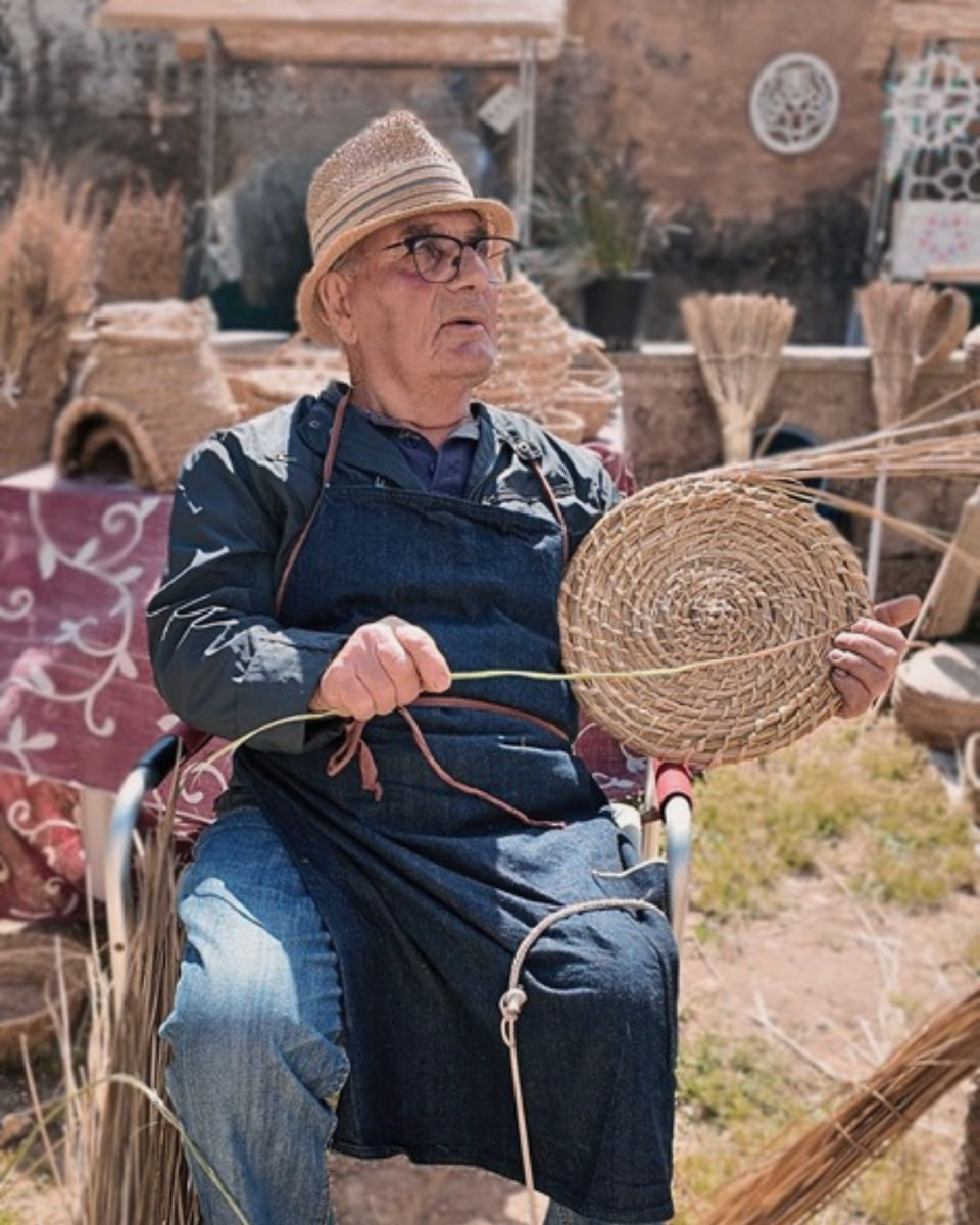 In a quiet corner of Acquarica di Lecce, time moves slowly — just as it should.
Here lives Antonio Pascali, one of the last guardians of a humble yet noble craft: weaving straw baskets by hand, known in dialect as “credde.”
🧺 Made from wild herbs and marsh straw once gathered under the Apulian sun, these baskets were the silent companions of daily life — holding food for the field, goods for the sea, and homemade treats in times of mourning.
Antonio learned the art beside his father as a child, in a time when money was scarce and inventiveness was survival. Today, sitting by the warmth of his fireplace, he keeps this tradition alive — thread by thread, memory by memory.
His hands speak a language that few still understand.
But for those who listen — really listen — they tell a story of resilience, dignity, and belonging.
At Puglia Bike Experience, we believe that true beauty lies in the details.
That the most meaningful roads are the ones that lead to people like Antonio.
And that some encounters stay with you long after the journey ends.
📍 Come ride with us. Discover the soul of Puglia — one woven strand at a time.
#pugliabikeexperience #leccebiketour #pugliabikerental #cyclinginpuglia #publiabiketours #hikingpuglia #luxurytravelitaly #leccebikerental #slowtravelpuglia #pugliahikingtour #pugliabiketour #pugliaadventures