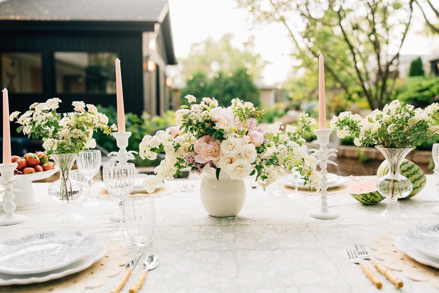 Happy peony & spirea season friends 🌸
#alfresco #floral #peony #spirea #summer #tabletop #tablewarerentals #floraldesigns #dinnerparty #babyshower #bridal #bridalinspiration #tabledecor