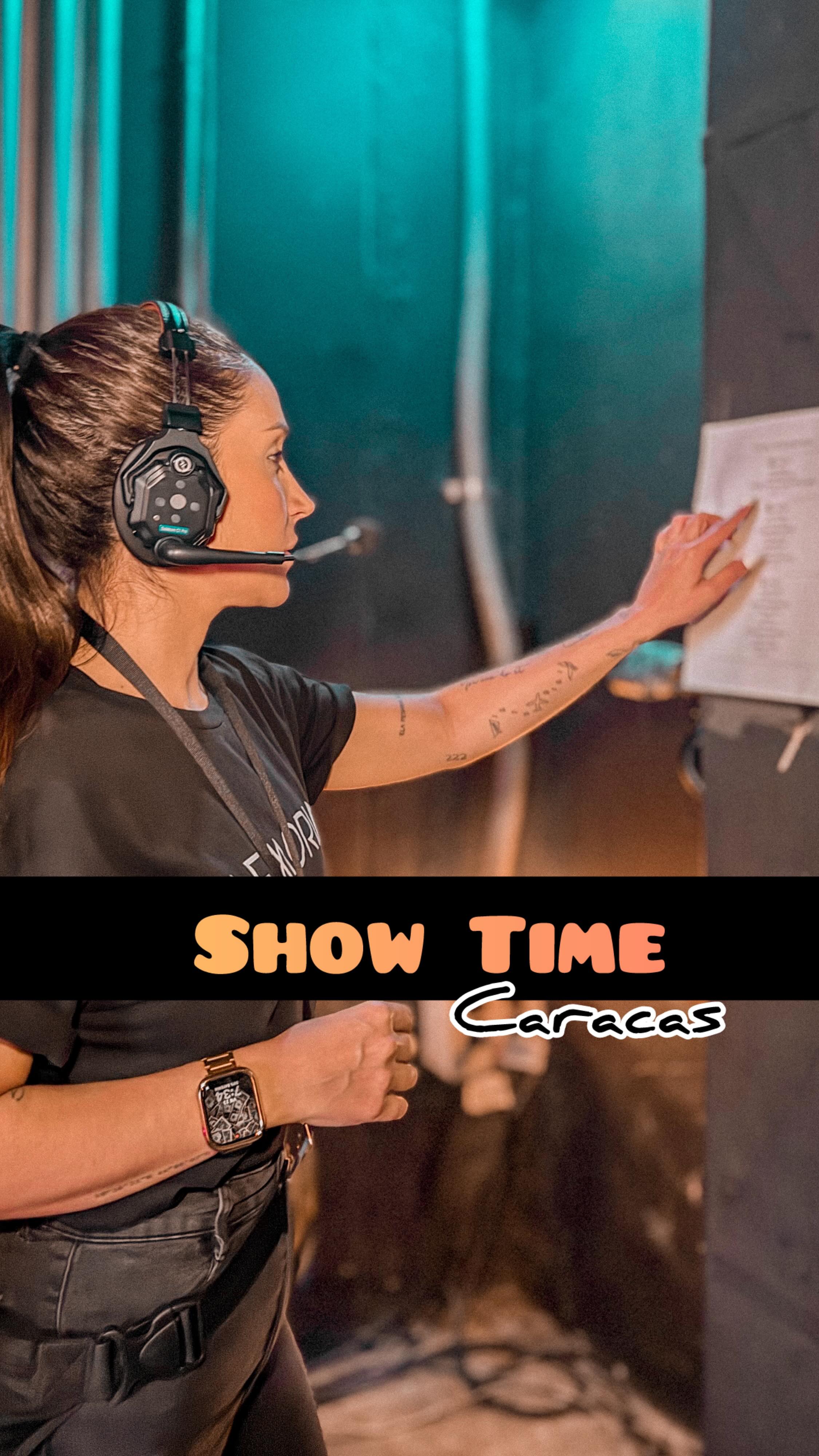 📍Caracas, casa llena y corazón lleno.
Producción lista, emociones al límite y poesía en el aire.
Fue nuestro primer show poético en la ciudad y, como siempre, la logística cuidada al detalle… porque hasta la poesía necesita estructura para volar. Mientras @chimaraslaura soltaba versos, yo soltaba checklists (y alguna que otra lágrima silenciosa).
Gracias a todos los que hicieron posible esa noche🤍
#logistic #CaracasEnVerso #laurachimaras #roadmanager #logistica