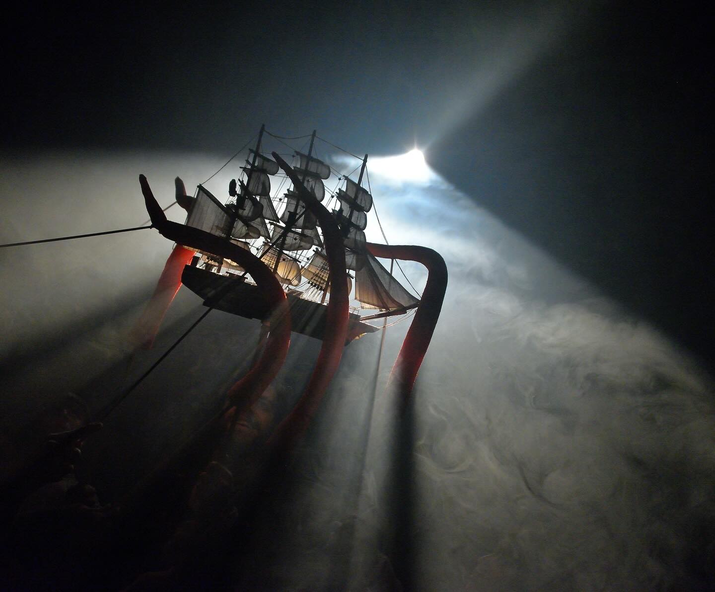 🌊 ¡HOY zarpa @lamonailustre en CorpArtes!
Comienza esta travesía escénica inspirada en la novela gráfica, con música, teatro físico y una ballena blanca que habita nuestra memoria colectiva.
Prepárate para dejarte llevar por el mar, los mitos y la fuerza del teatro.
🎭 Mocha Dick – Hoy, 20:00 hrs en @corpartes
🎟 Últimas entradas en corpArtes.cl
RECUERDA QUE TENEMOS DESCUENTO 2x1
👥 Público sugerido +8 años
📍 Rosario Norte 660, nivel -2, Las Condes
@peguisupeguisu
@sof.lissi
@diegoriffart
@alextremista
#ValeEscorza
@paulabarracepe
@joseluiscifuentessoto
@ferjaviersolis
@gasparduclosbesa_
@soy.larach
#MochaDick #LaMonaIlustre #TeatroCorpArtes