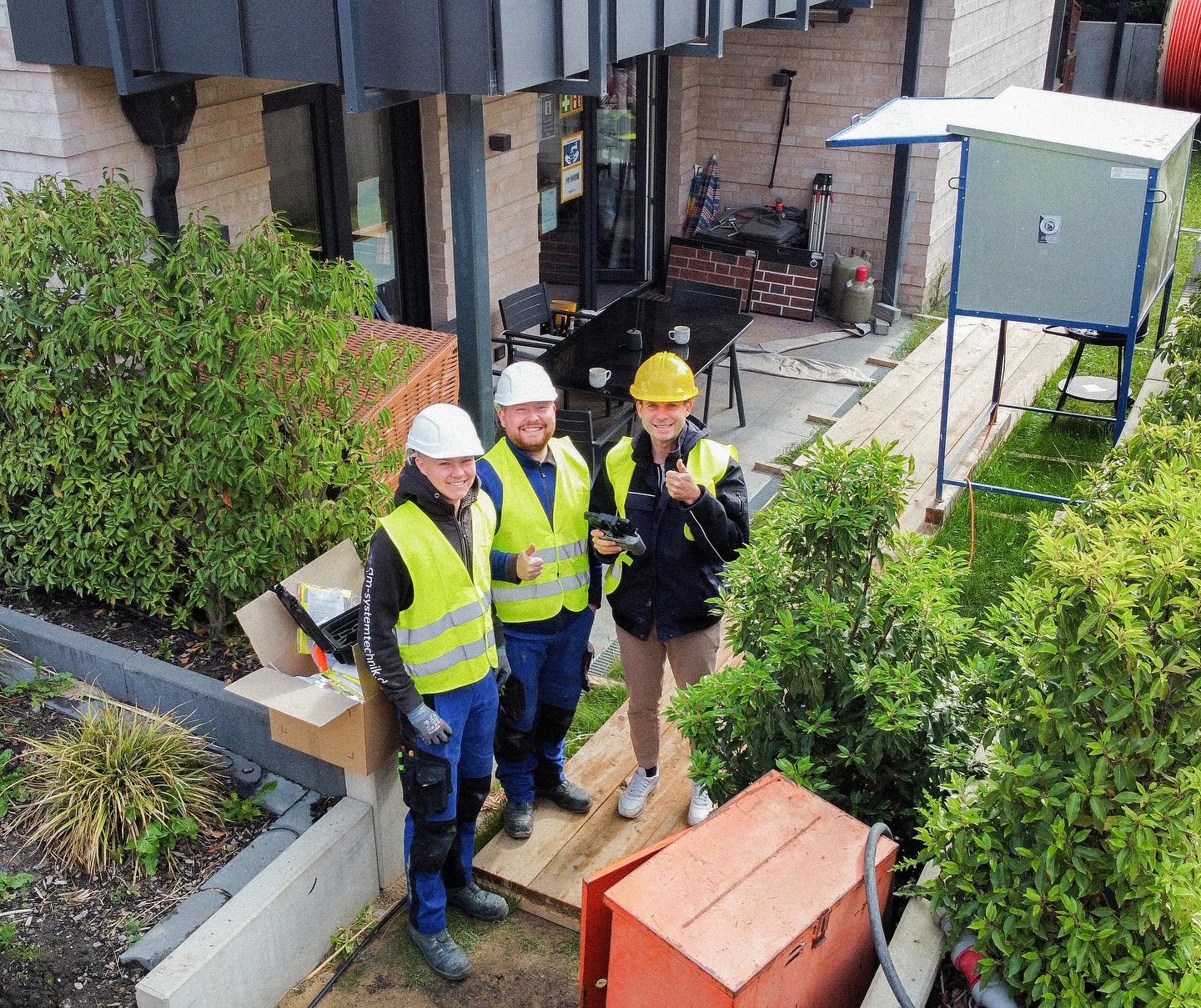 Hallo von der Großbaustelle in #Scharbeutz 👋🏽
Hier entstehen drei neue Wohngebäude für die Vermietung. Die Jungs sind erst vor zwei Monaten mit dem Hochbau richtig gestartet 🤯 Richtig stark! 💪🏼
Wir freuen uns schon jetzt auf die Fertigstellung im Frühjahr 2026 🤩
Bis dahin könnte ihr immer wieder Updates mit dem wunderschönen Blick auf die Ostsee erwarten 🌊
Getreu dem Motto: Wenn ich die See seh, brauch ich kein Meer mehr.
_________________
#scharbeutz #baustelle #baustellenupdate #ferienwohnung #mietwohnungen #luebeckerbucht #ostsee #ostseeurlaub #urlaubammeer