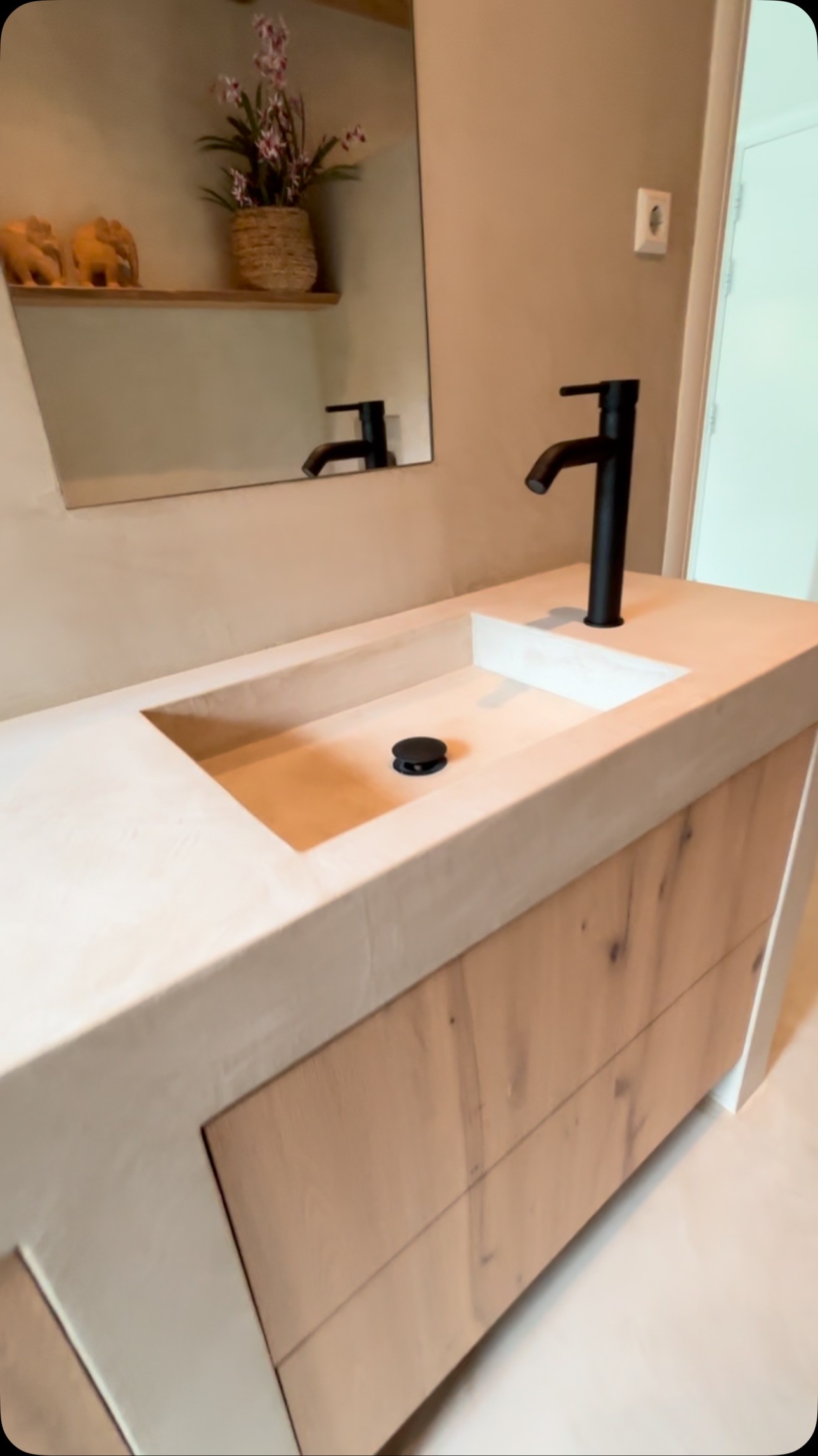 Fantastische badkamer opgeleverd🙏🏽. Alsof je al op vakantie bent in een zonnig land waar je zorgeloos wakker wordt om de dag te starten en te eindigen…☀️☀️🙏🏽