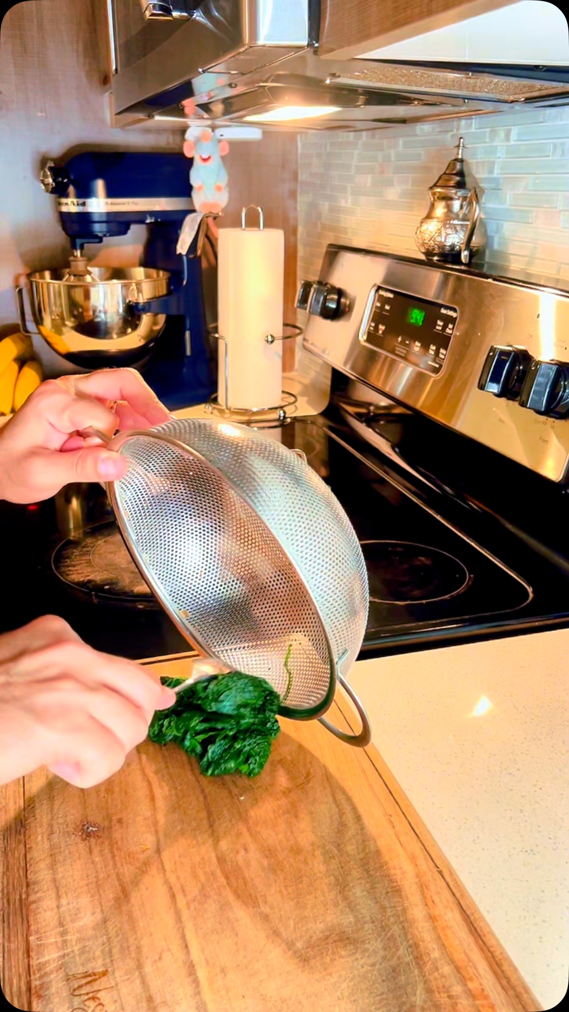 Masa para 12 crepes (receta básica):
• 100 g de harina
• 2 huevos
• 250 ml de leche
• 25 g de mantequilla derretida
• 1 pizca de sal
• Aceite o mantequilla para engrasar la sartén
🌿 Relleno de espinacas y ricotta (para 4 personas):
• 500 g de espinacas frescas
• 1 cucharada de aceite de oliva
• 200 g de ricotta
• 1 yema de huevo
• 2 cucharadas de parmesano rallado
• Sal al gusto
#recetasfaciles
#crepessaladas
#chefencasa
#foodreel
#cocinacreativa