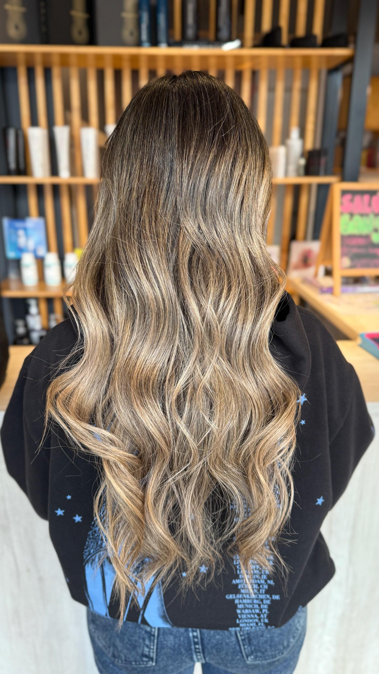 ✨ ¡Transformación total en Salones Bangs! ✂️💇♀️
Desde el primer mechón hasta el último toque de secador…
¿Listxs para ver MAGIA en acción? 🪄🔥
👉 Mechas para iluminar
✂️ Corte con actitud
💁♀️ Peinado que roba miradas
El antes y el después que tienes que ver para creer 💥
Porque en Bangs, cada visita es una nueva versión de ti.
¿Te animas al cambio? 💫
#SalonesBangs #HairTransformation #AntesYDespues #GlowUp #MechasPerfectas #CambioDeLook #HairGoals #BangsTeam