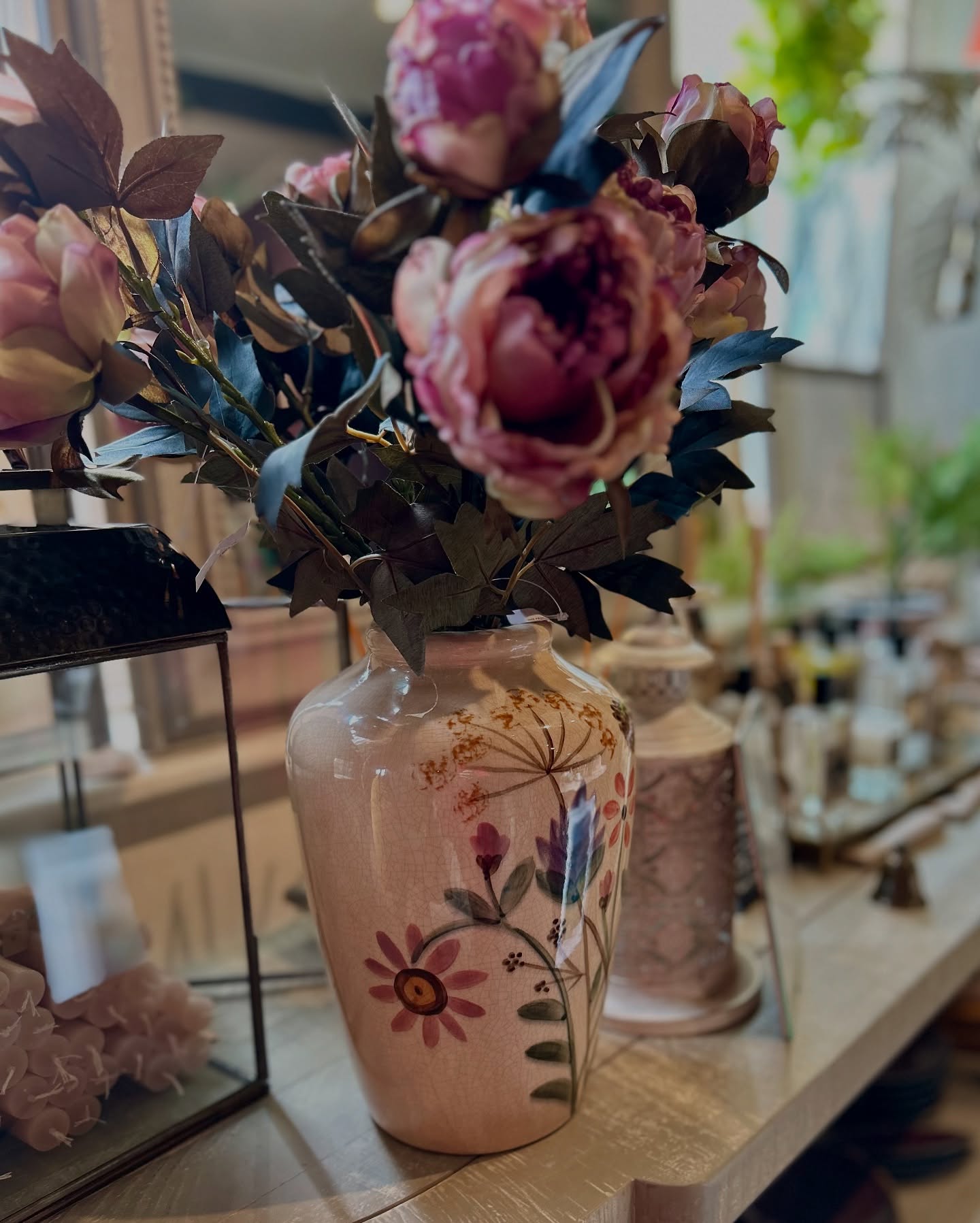 Step into Chic et tralala’s world! Be greeted not only by the team but by sublime scents from our ranges of candles, diffusers, room sprays and Marseille soaps, explore our 4 showrooms of curated homewares, local art and craft and preloved clothes. Get that original little gift to your host from our food and drink French selection. Best to take your time to browse leisurely or whizz around to pop in again later! #independentshopping #sevenoakskent #originalgifts #homewaresboutique #homedecorlovers #localartwork #prelovedfashion #vintagefindsforsale