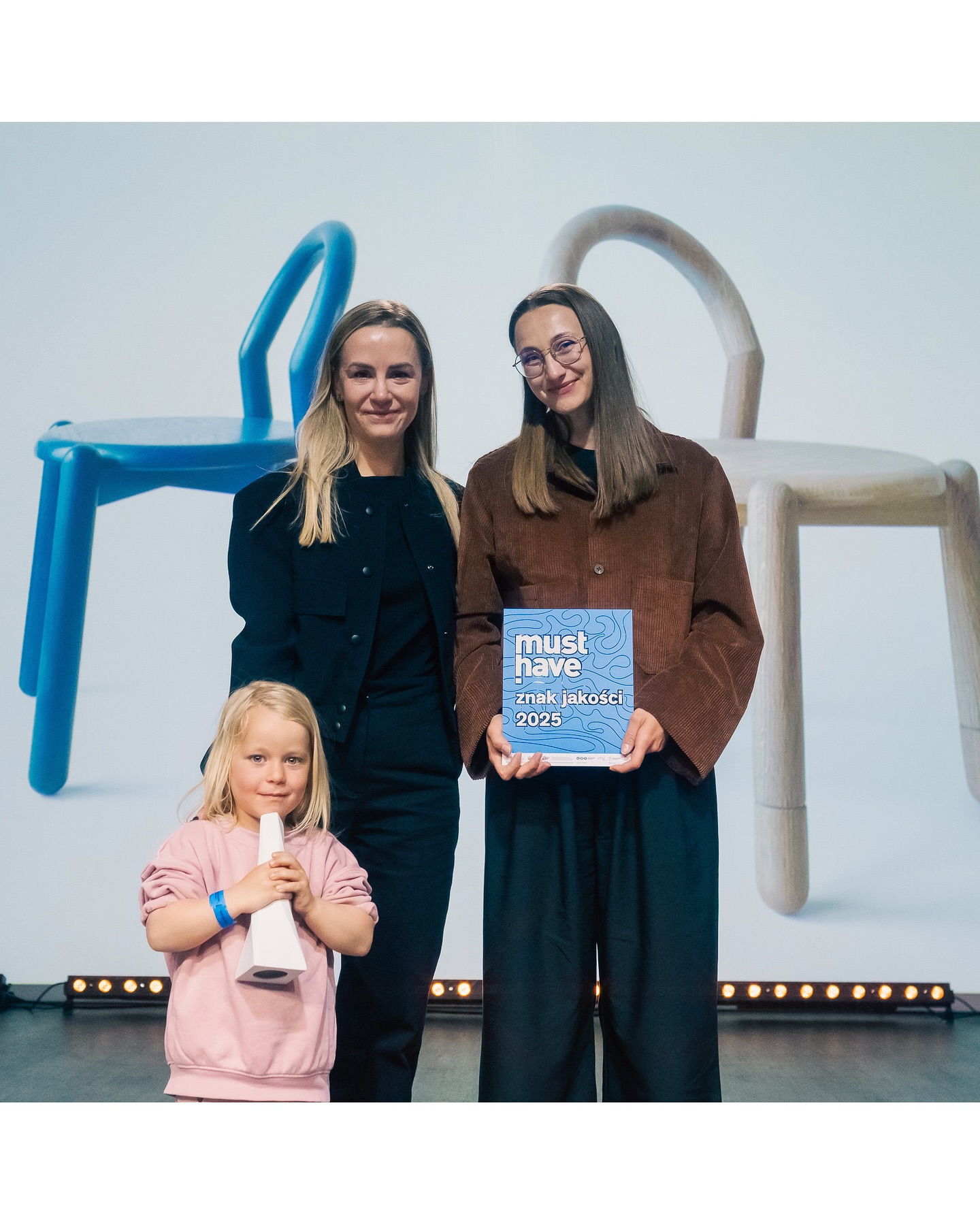 W miniony weekend podczas Łódź Design Festival @lodzdesign odebraliśmy statuetkę must have — wyjątkowe wyróżnienie przyznawane najlepszym polskim projektom wzorniczym! 🏆
Z całego serca dziękujemy Radzie Eksperckiej za docenienie naszego produktu — to ogromny zaszczyt znaleźć się w tak inspirującym gronie twórców dobrego designu. 💛
W skład tegorocznej Rady weszli: Kamil Białas @aleksyyyy , Anna Chwalińska @chwalinskaa , Agnieszka Gruszczyńska-Hyc @agnieszka.gruszczynska.hyc , Anna Grużewska @panidesign , Krzysztof Miruć @krzysztof.miruc , Michał Piernikowski @michal_piernikowski oraz Hanna Rydlewska @haniarydlewska – dziękujemy za to wyróżnienie!
Tym bardziej cieszy nas fakt, że sama statuetka to małe dzieło sztuki — limitowana ceramika zaprojektowana przez jednego z czołowych polskich projektantów, Bartka Mejora, i wyprodukowana przez legendarną Porcelanę Krzysztof. 🎨🇵🇱
To dla nas wielka motywacja do dalszej pracy i tworzenia z myślą o estetyce, funkcjonalności i jakości. Dziękujemy i działamy dalej — z pasją i troską o najmłodszych! ✨
Fot. HAWA / Łódź Design Festival
#musthave2025 #lodzdesignfestival #dobrywzór #designforkids #rozwojdziecka #wzornictwo #nagroda #porcelanakrzysztof #bartekmejor #thankful #designpl #dziecięcydesign