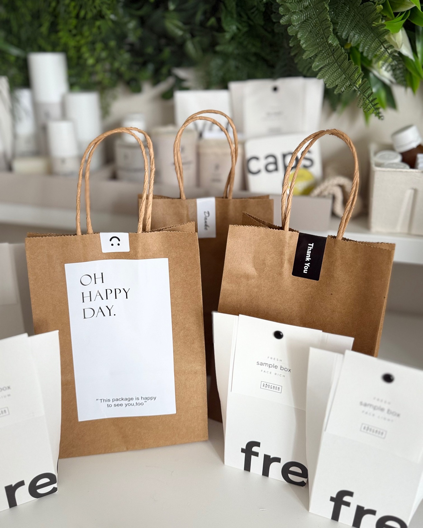 Heute machen sich drei Sample Boxen von RINGANA zur Gesichtspflege auf den Weg zu neuen (und neugierigen 😉) Kundinnen!
Du willst dich selbst von der frischen, veganen und 100 % natürlichen Gesichtspflege überzeugen? Dann sichere dir jetzt deine eigene Sample Box zum Kennenlernpreis – mit 40 % Ersparnis! 🌿✨
✅ 100 % frisch
✅ Vegan & tierversuchsfrei
✅ Ohne künstliche Zusatzstoffe
✅ Nachhaltig produziert
🌿 Du hast Lust, die Gesichtspflege einfach mal auszuprobieren?
Melde dich gern bei mir – oder kommentiere mit 💚
#ringana #ringanalove #frischekosmetik #naturkosmetik #gesichtspflege #nachhaltigleben
#cleanbeauty #veganekosmetik #pflegeohnezusätze
#bewusstepflege #pflegeausdernatur #hautpflege #freshskincare #probiergröße #samplebox #testenstattblindkaufen #natürlichschön