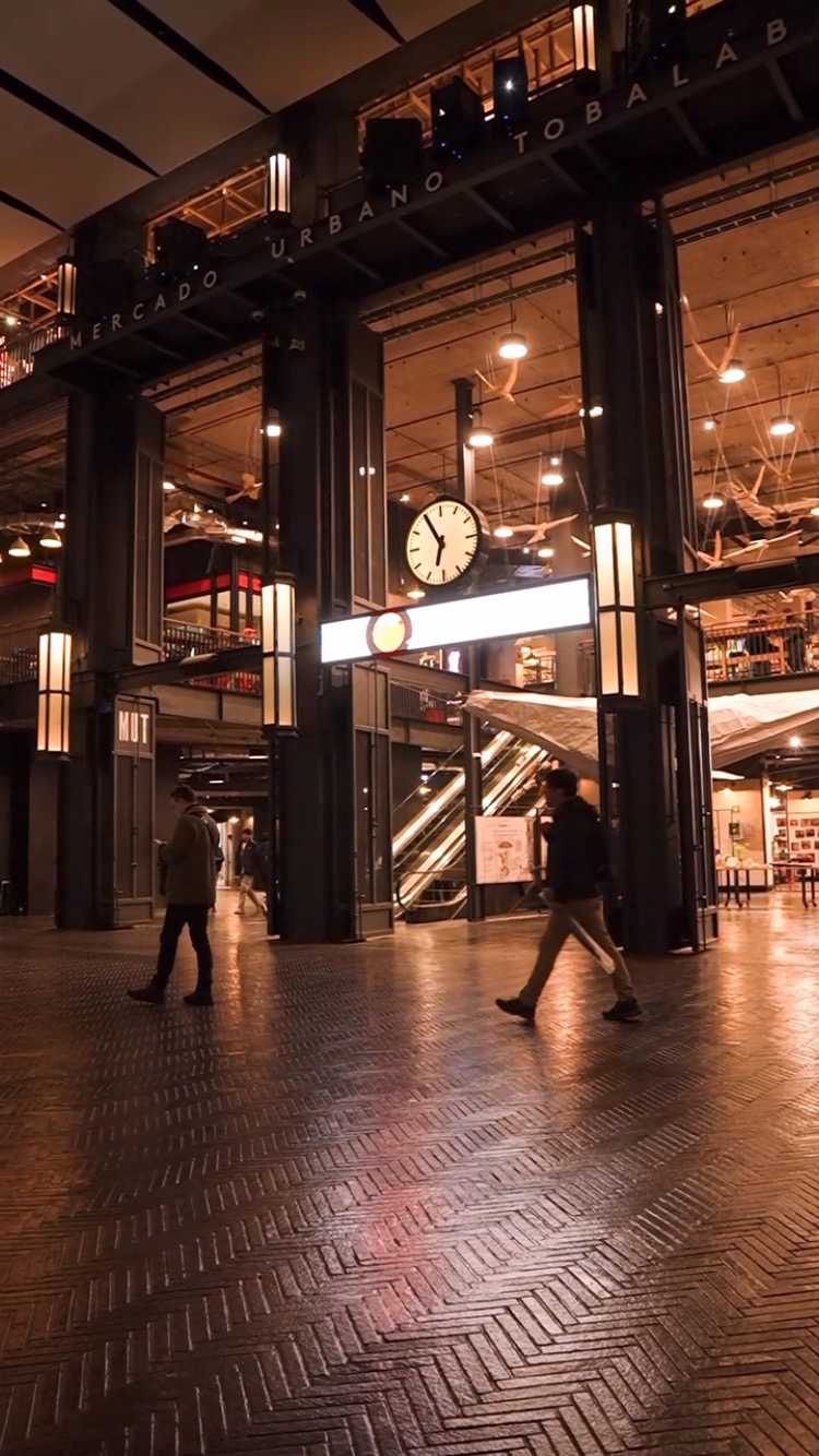 ✨Flashmob* Día Mundial del Lindy Hop✨
El 26 de Mayo se honra el cumpleaños de Frankie Manning, cuyo trabajo jugó un papel decisivo en la difusión del Lindy Hop en todo el mundo 🎶
Esta intervención fue posible gracias a:
💡Anto @pelulaprofe por la idea
✨ @rocket.swing por coordinar el lugar
📍 @mut.cl
🎶 @grupettedejazz
🎥 @gatofofomedia y @akranes_producciones
Y a quienes se motivaron bailando el clásico “Shim Sham” 👯:
@rockstepfaces @cat_boogie @melicatsitter @clavel_verde_carla @eloisa.pinok @camiibaceta31
@interestelar5z @bastianfeliz
@rmbonnemaison @mauroramosg2019
@francisca.garciam @gatudo
@pipereze @olygrams @teresa_hl
@jakiemorillo @la_may_morales
@__.__valita__.__ @duxiano
Nos vemos en la pista!✨
*Flashmob: es una acción colectiva, donde un grupo de personas se reúne repentinamente en un lugar público para realizar una actividad inusual, como bailar o cantar, y luego se dispersa rápidamente. Estos eventos pueden tener diversos objetivos, desde entretener hasta realizar una protesta o un homenaje.