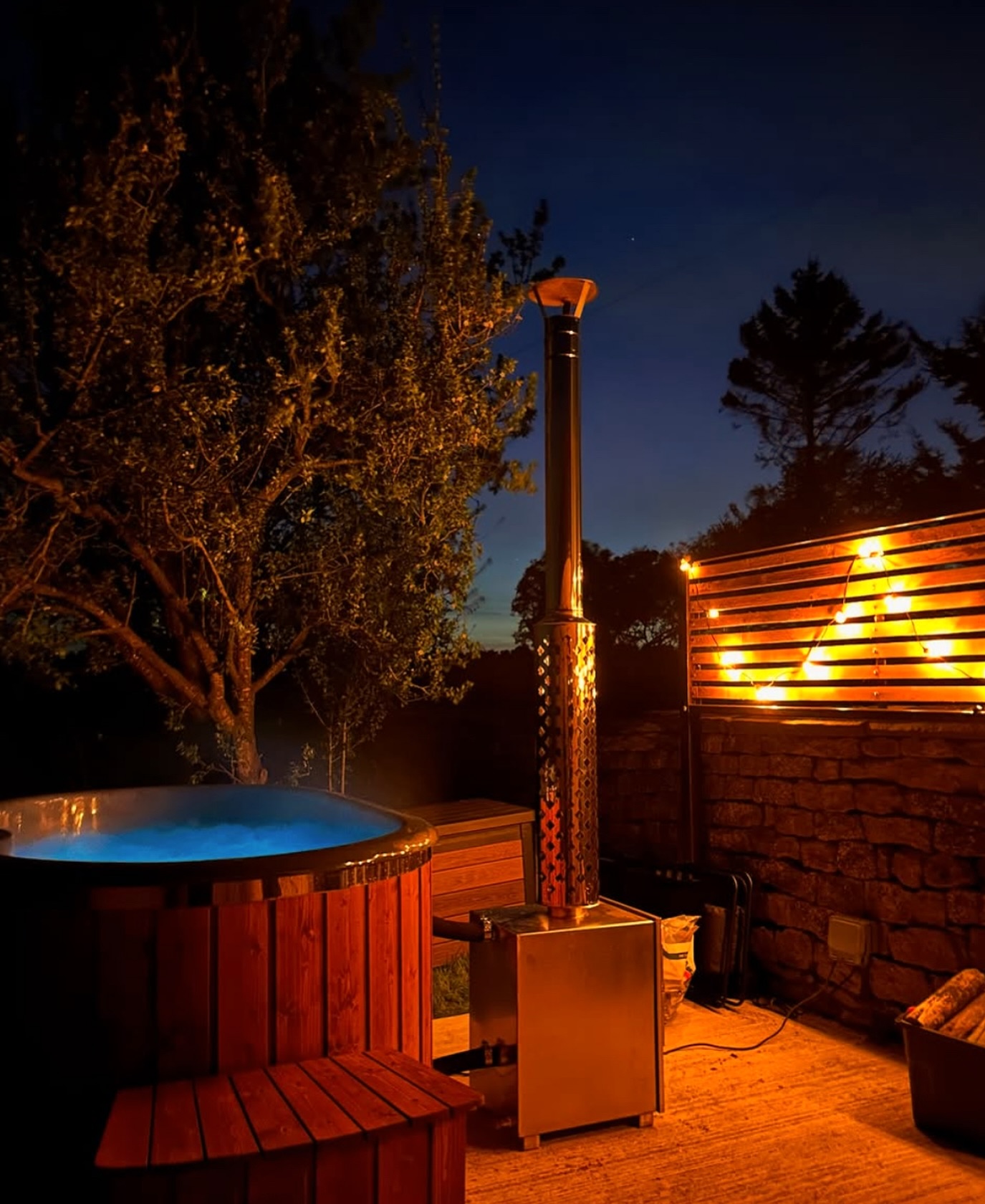 No better way to spend a chill Sunday night than soaking under the stars.✨
📸 @highfarm_beadlamrigg for this dreamy setup.
We love seeing where you place your Cotswold Eco Tub — keep tagging us!
.
#mycotswoldecotub #staycationvibes #ukstaycation #countrysideretreat #natureescape #cabinvibes #ecoliving #offgridlife #ruralretreat #sundayvibes #cozyvibes #slowliving #eveningritual #hyggehome #relaxandunwind #simplepleasures #tubtime #unplugandrelax #woodburning #woodfiredhottub