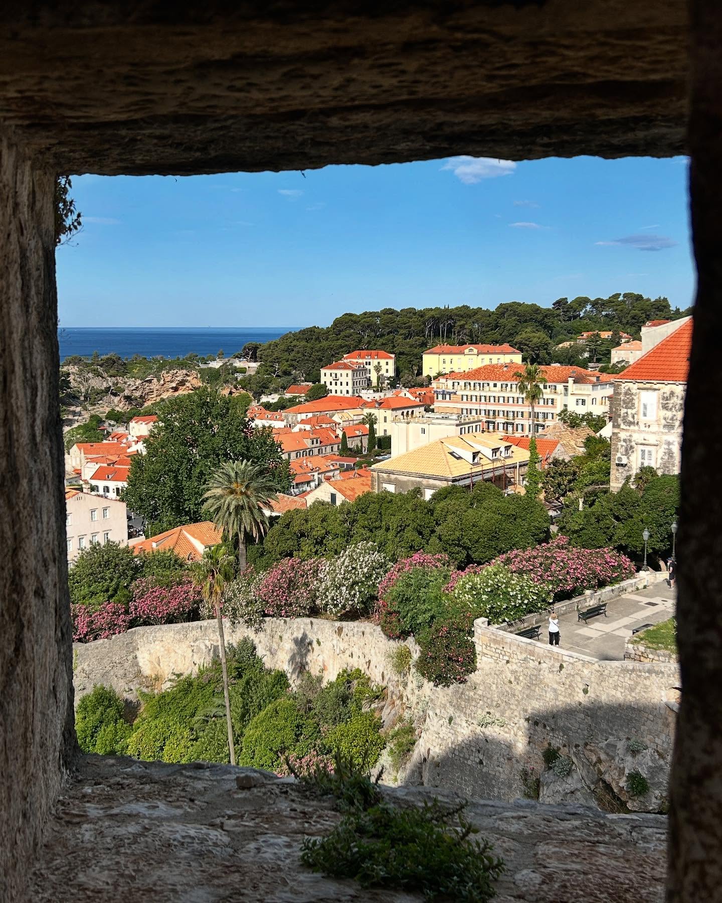 Walking the Dubrovnik walls. 1940m & 1080 stairs. Built between the 13~17th century to fortify the town against invasion. But according to yesterday’s tour guide, Dubrovnik was good at negotiation and never had to fight a war until the Yugoslav army attacked in 1991. 😢