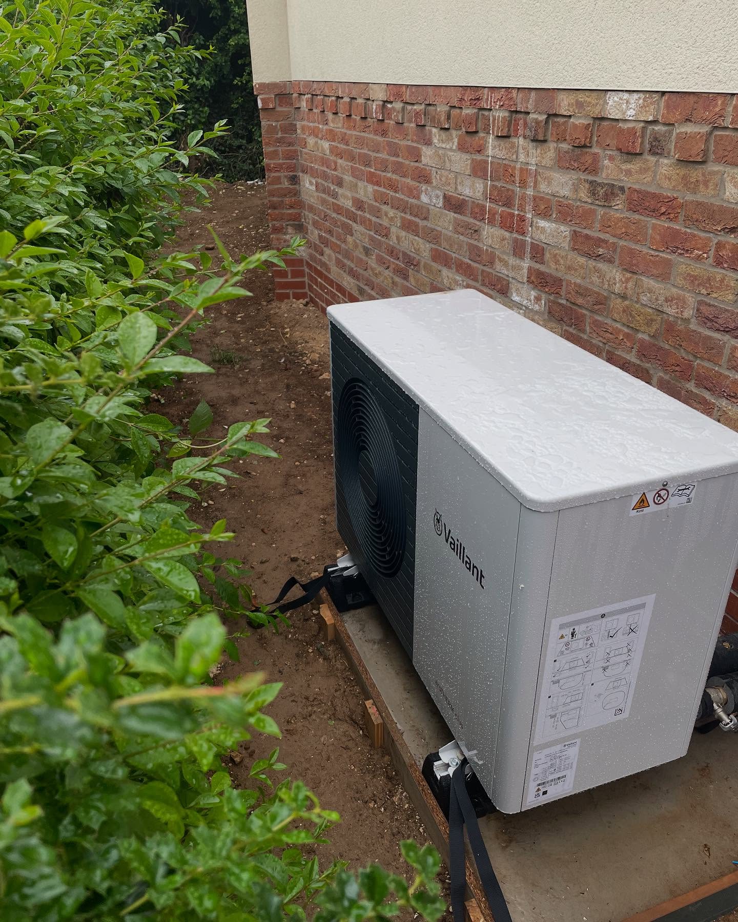 Vaillant Arotherm plus installation at a stunning new build in Rotherham. Plumbing work completed pristinely by Rowglo Plumbing and Heating Limited, equipment supplied by The Boiler Shop. Commissioned by My Air Source Company Limited. #Vaillant #NetZero #AroThermPlus #AirsourceCompany