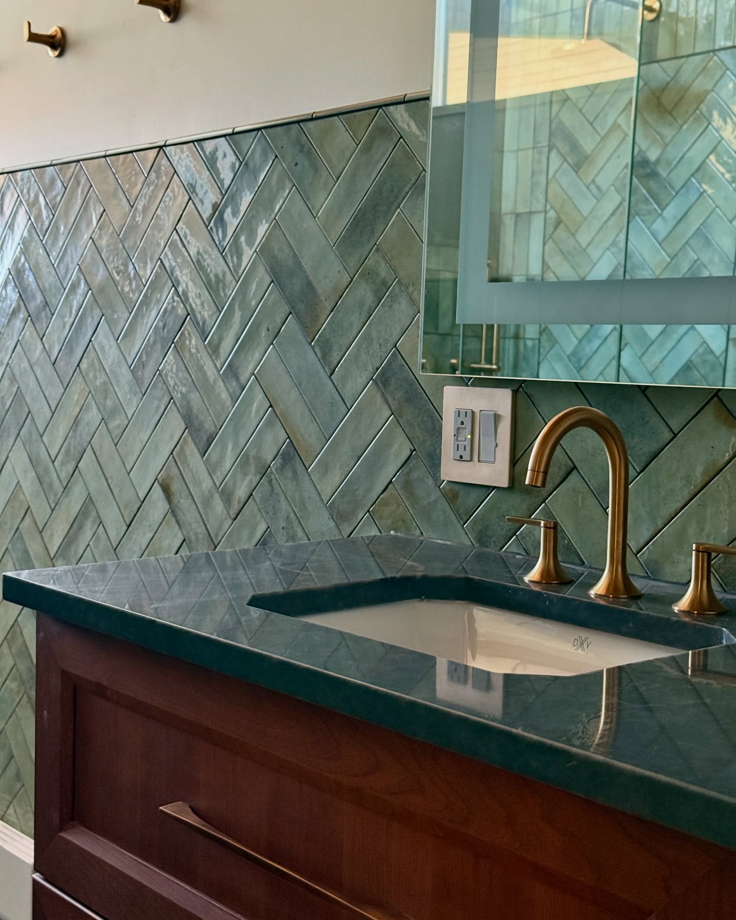 Just completed this Renovation Bathroom for a MCM project. This house had some good bones ready for an update. Our client had inspired us to go the extra mile with this beautiful wall tile in a chevron pattern. Complete with @brizofaucet gold fixtures and @bellmontcabinets vanity cabinet, this project is ready for a new era of MCM#bellmontcabinets #brizo #mcm #bathroom #renovation #design #architecture#home