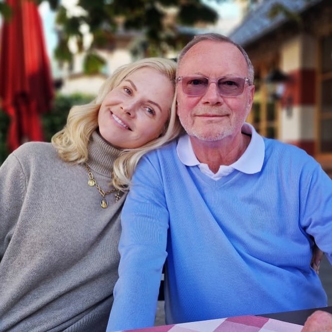 Papa,
Aujourd’hui, c’est ta journée, la fête des pères en Allemagne, et je voulais te rappeler à quel point tu es précieux pour moi.
Tu es mon roc, celui sur qui je peux toujours compter, avec tes conseils et ton soutien.
Ton intelligence, ta sagesse et ton immense savoir m’impressionne chaque jour.
Je suis fiere d’être ta fille et de m’appuyer sur un homme aussi fort, tendre et généreux que toi.
Merci pour tout ce que tu es et tout ce que tu fais.
Je t‘aime très fort ❤️
*****************************************
#charlesphilippedorleans #princecharlesphilippedorleans #princecharlesphilippe #princedorleans #ducdanjou #naomidorleans #naomivaleskadorleans #princessenaomidorleans #princessenaomi #princessedorleans #duchessedanjou #maisonroyaledefrance #france