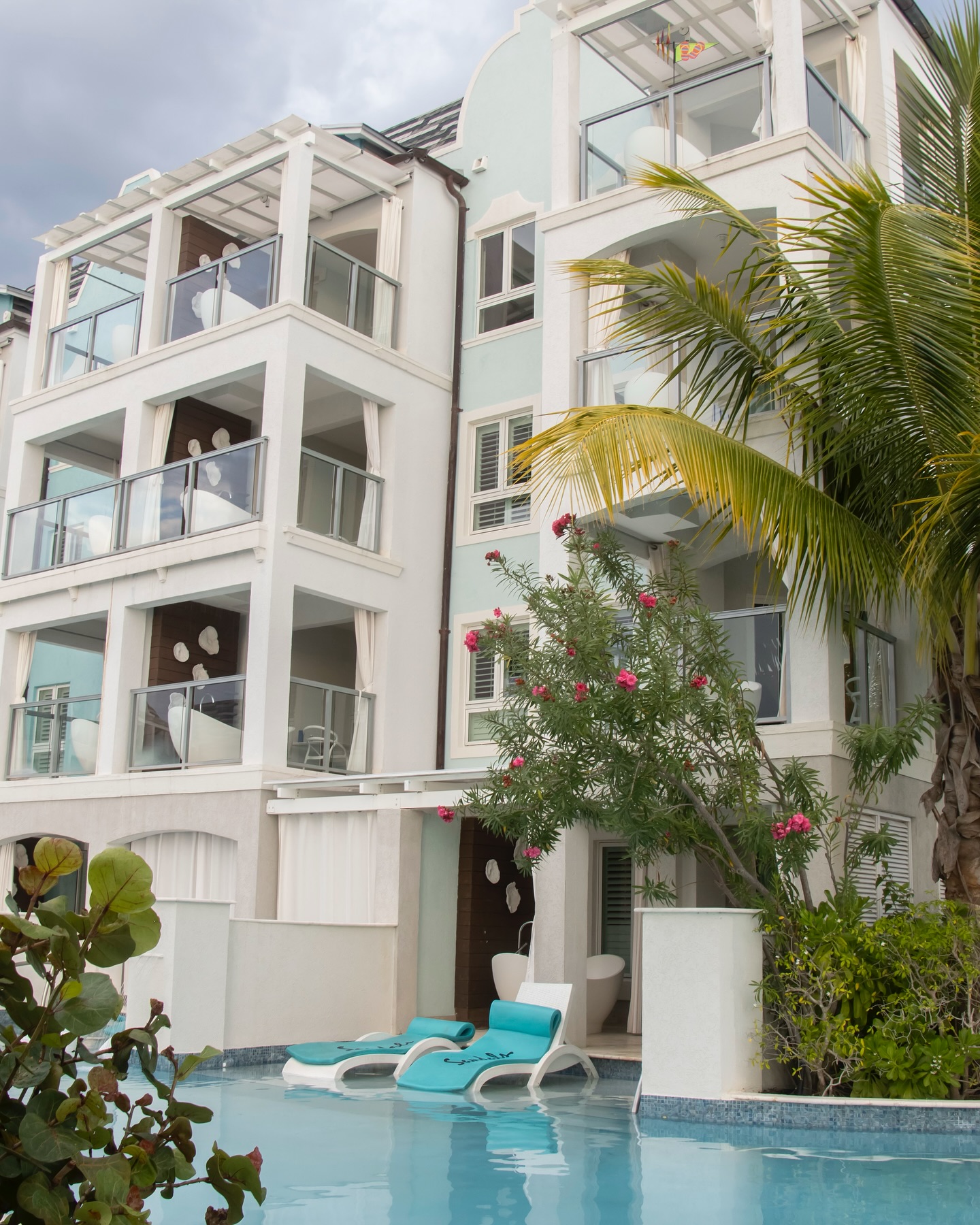 The soft moments 💘💭🏝️
From hammock daydreams to poolside silence — every detail here whispers romance!
🫶🏼🏝️🕊️
#SandalsSouthCoast #GrassRootsOriginals #RomanticEscape #SoftMoments #LuxuryLove #DestinationPhotographer #Photography #PhotoEditing #StillWaters #IslandLife