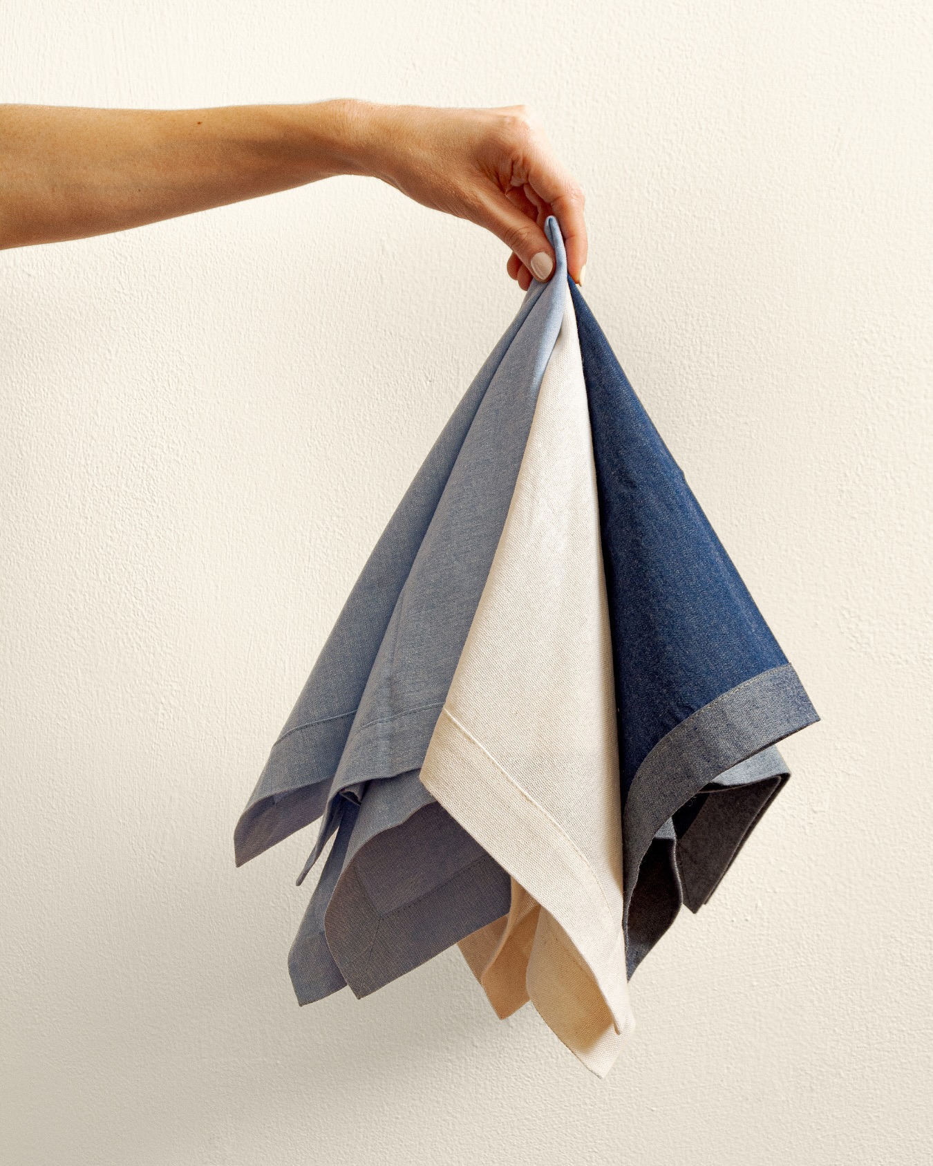 Not all special moments need a special occasion. 💙
Our Denim Collection napkins are made for the everyday — crafted in linen and cotton, easy to wash, soft to the touch, and perfect for bringing intention to your daily table.
Porque lo cotidiano también merece ser bonito.