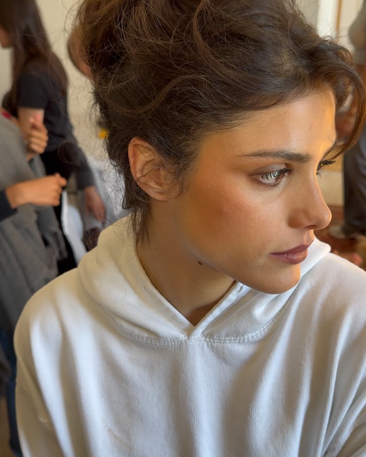 Makeup by me on @_pes0ss pour le défilé @margot_dandrea au @chateau_de_montvert orchestré par @anneseferevents
Hair by @moonlight.creatrice
Bijoux @le_baiser_de_la_mariee
Photo / DA @roxaneconstans @emilie.dandrea.13 @06h46am
2iem makeup look sur Melissa - Défilé création robe de mariée.
#bridemakeup #mua #maquillagepro #aixmarseille #maquillage #fashionshow #slowfashionweek