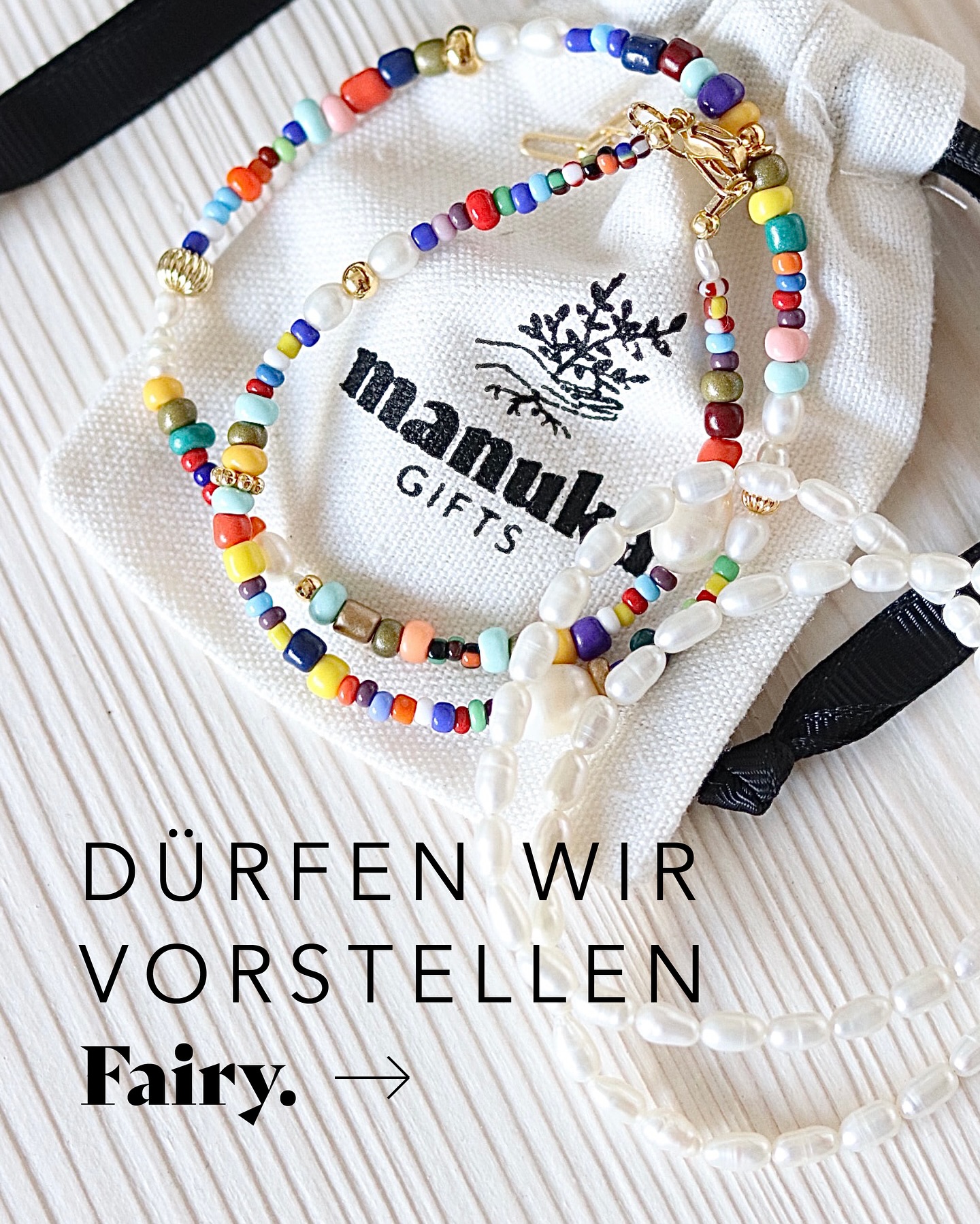 🌸 Fairy – Süßwasserperlen & bunte Glasperlen - wie ein kleiner Sommermoment zum Tragen.
Mit echten Süßwasserperlen und zarten Glasperlen in fröhlichen Farben bringt er Leichtigkeit in deinen Alltag – ganz ohne großes Drumherum.
Ideal für Tage, an denen du dich etwas bunter fühlen willst.
#manuka #manukagifts #fairy