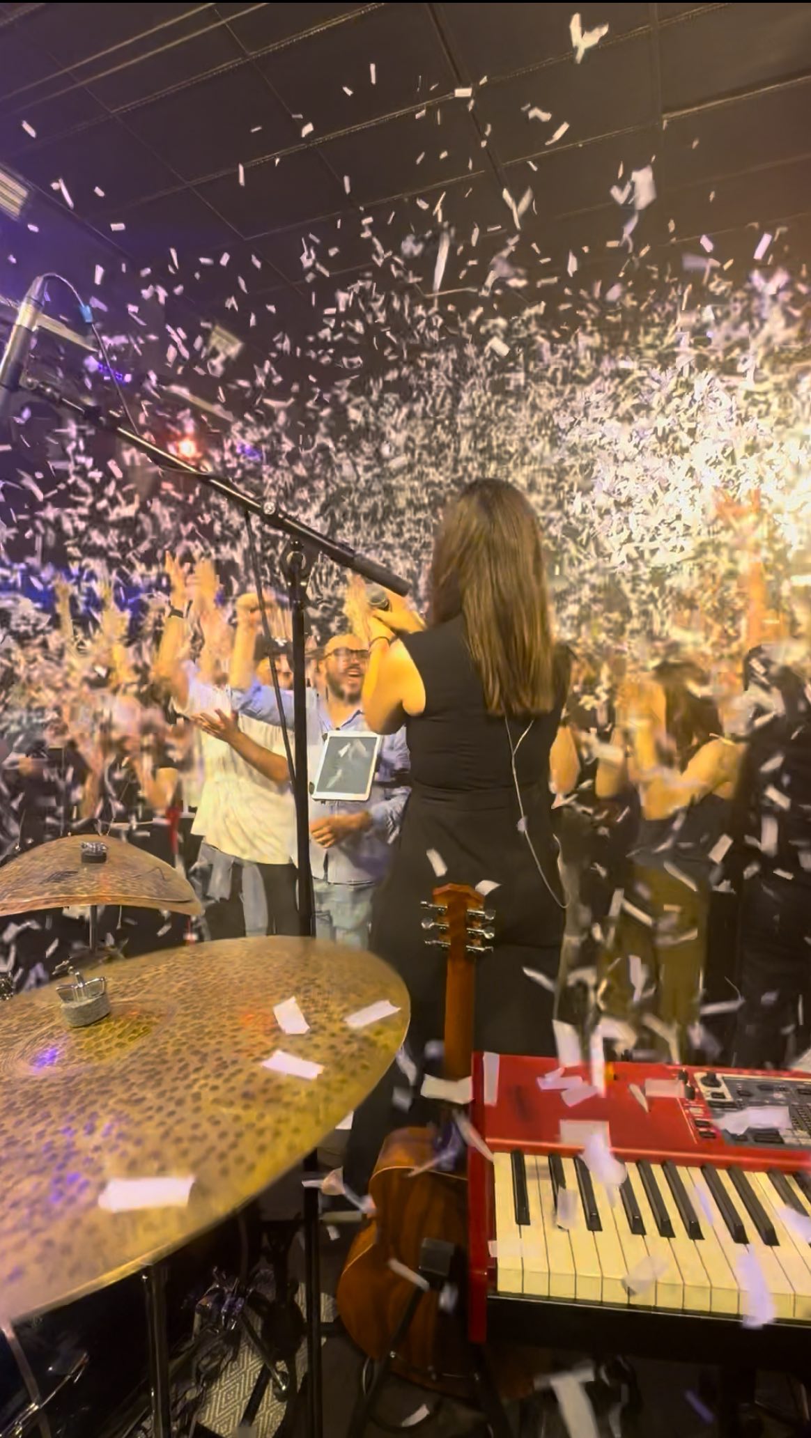 ❤️ Ein paar ungefilterte, echte Momente als Rückblick auf meinen Mai, die vor allem zeigen, dass sich mein Leben gerade in zwei sehr unterschiedlichen Welten abspielt. Und dass ich es gerade liebe, dass das so sein kann & darf. Abends im Volksgarten vor 1300 Menschen zu singen und am nächsten Tag in absoluter Stille mit Hund & Kind durch die Natur zu spazieren, ist ein Switch, der sich an solchen Tagen ganz schön wild anfühlt, aber einer der auch immer gut tut. Gerade an den Gig-Tagen muss oft alles so schnell gehen, es ist super hektisch, laut und auch meine social-batteries werden ganz schön strapaziert. Unter der Woche bin ich mittlerweile daran gewöhnt, das alles komplett gegenteilig abläuft: Viel Ruhe, viiiiiel Geduld, viel ‚Akzeptieren dass es nicht so schnell geht‘ , viel Alleinesein mit Kind ohne soziale Kontakte, viel in-den-tag-hineinleben ohne etwas zu planen weil es an Ende eh wieder anders läuft, viel Nähe & Glück in den kleinen Momenten. Der Mai war also ein ganz schöner Vorgeschmack auf das, was im Juni auf mich wartet. Der wird heuer unheimlich intensiv & ich freu mich sehr darauf, aber weiß auch, dass mich die nächsten Wochen sehr fordernd werden. Das war‘s auch schon mit meinem kleinen Einblick :)