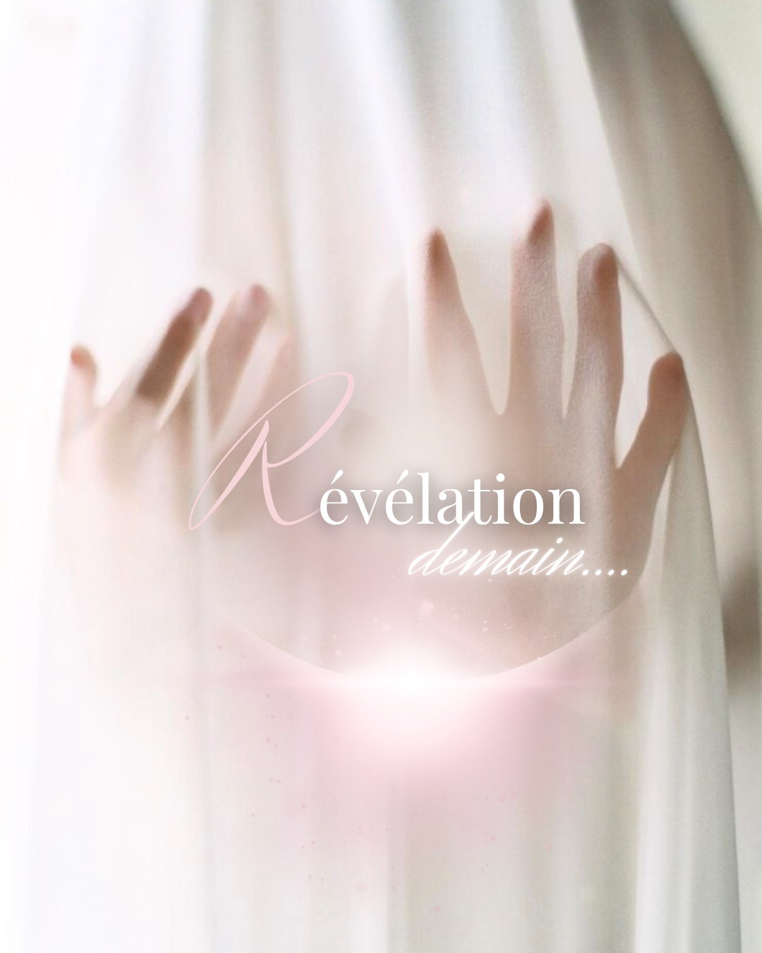 ✦ 𝒂𝒕𝒕𝒆𝒏𝒕𝒆 ⏳
.
.
.
« 𝐿𝑒 𝑠𝑒𝑢𝑖𝑙 𝑒𝑠𝑡 𝑙𝑎̀, 𝑏𝑎𝑖𝑔𝑛𝑒́ 𝑑𝑒 𝑏𝑟𝑢𝑚𝑒,
𝐿𝑒 𝑟𝑒𝑔𝑎𝑟𝑑 𝑠’𝑦 𝑝𝑜𝑠𝑒, 𝑙𝑒 𝑐œ𝑢𝑟 𝑠’𝑎𝑙𝑙𝑢𝑚𝑒.
𝐸𝑛𝑡𝑟𝑒 𝑑𝑒𝑢𝑥 𝑚𝑜𝑛𝑑𝑒𝑠, 𝑡𝑜𝑢𝑡 𝑠𝑒 𝑠𝑢𝑠𝑝𝑒𝑛𝑑,
𝐿’𝑖𝑛𝑠𝑡𝑎𝑛𝑡 𝑓𝑟𝑒́𝑚𝑖𝑡, 𝑣𝑖𝑏𝑟𝑎𝑛𝑡, 𝑓𝑙𝑜𝑡𝑡𝑎𝑛𝑡.
𝐶𝑒 𝑛’𝑒𝑠𝑡 𝑛𝑖 𝑙’𝑜𝑚𝑏𝑟𝑒, 𝑛𝑖 𝑙𝑎 𝑙𝑢𝑚𝑖𝑒̀𝑟𝑒,
𝑀𝑎𝑖𝑠 𝑢𝑛 𝑠𝑖𝑙𝑒𝑛𝑐𝑒 𝑎𝑢𝑥 𝑛𝑜𝑡𝑒𝑠 𝑝𝑟𝑒𝑚𝑖𝑒̀𝑟𝑒𝑠.
𝐿𝑎̀, 𝑑𝑎𝑛𝑠 𝑙𝑒 𝑐𝑟𝑒𝑢𝑥 𝑑’𝑢𝑛 𝑠𝑜𝑢𝑓𝑓𝑙𝑒 𝑎𝑛𝑐𝑖𝑒𝑛,
𝐿’𝑎𝑡𝑡𝑒𝑛𝑡𝑒 𝑝𝑟𝑒́𝑝𝑎𝑟𝑒 𝑙𝑒 𝑙𝑒𝑛𝑑𝑒𝑚𝑎𝑖𝑛… »
.
L’attente est un espace sacré.
Comme la gestation avant la naissance.
Comme l’obscurité avant l’aube.
Demain, 𝐀𝐋 𝐑𝐎𝐒𝐄𝐍𝐀 sera dévoilée.
Un 𝘀𝗮𝗻𝗰𝘁𝘂𝗮𝗶𝗿𝗲 pour les femmes.
Un 𝗲́𝗰𝗿𝗶𝗻 pour la beauté, le soin, le rituel.
Un 𝘁𝗲𝗺𝗽𝗹𝗲 intime et sensoriel.
↠ 𝙍𝙚𝙣𝙙𝙚𝙯-𝙫𝙤𝙪𝙨 𝙙𝙚𝙢𝙖𝙞𝙣 𝙥𝙤𝙪𝙧 𝙡’𝙤𝙪𝙫𝙚𝙧𝙩𝙪𝙧𝙚 𝙤𝙛𝙛𝙞𝙘𝙞𝙚𝙡𝙡𝙚 𝙙𝙪 𝙣𝙤𝙪𝙫𝙚𝙖𝙪 𝙨𝙞𝙩𝙚 𝙞𝙣𝙩𝙚𝙧𝙣𝙚𝙩 ♡
___
#alrosena #nouvelleidentité #siteinternet #universmystique #therapeuteholistique #voiedelarose #pretresse #rose #femmemedecine #femininsacre #feminindivin #sagesseancestrale #rituelsdefemmes #paris