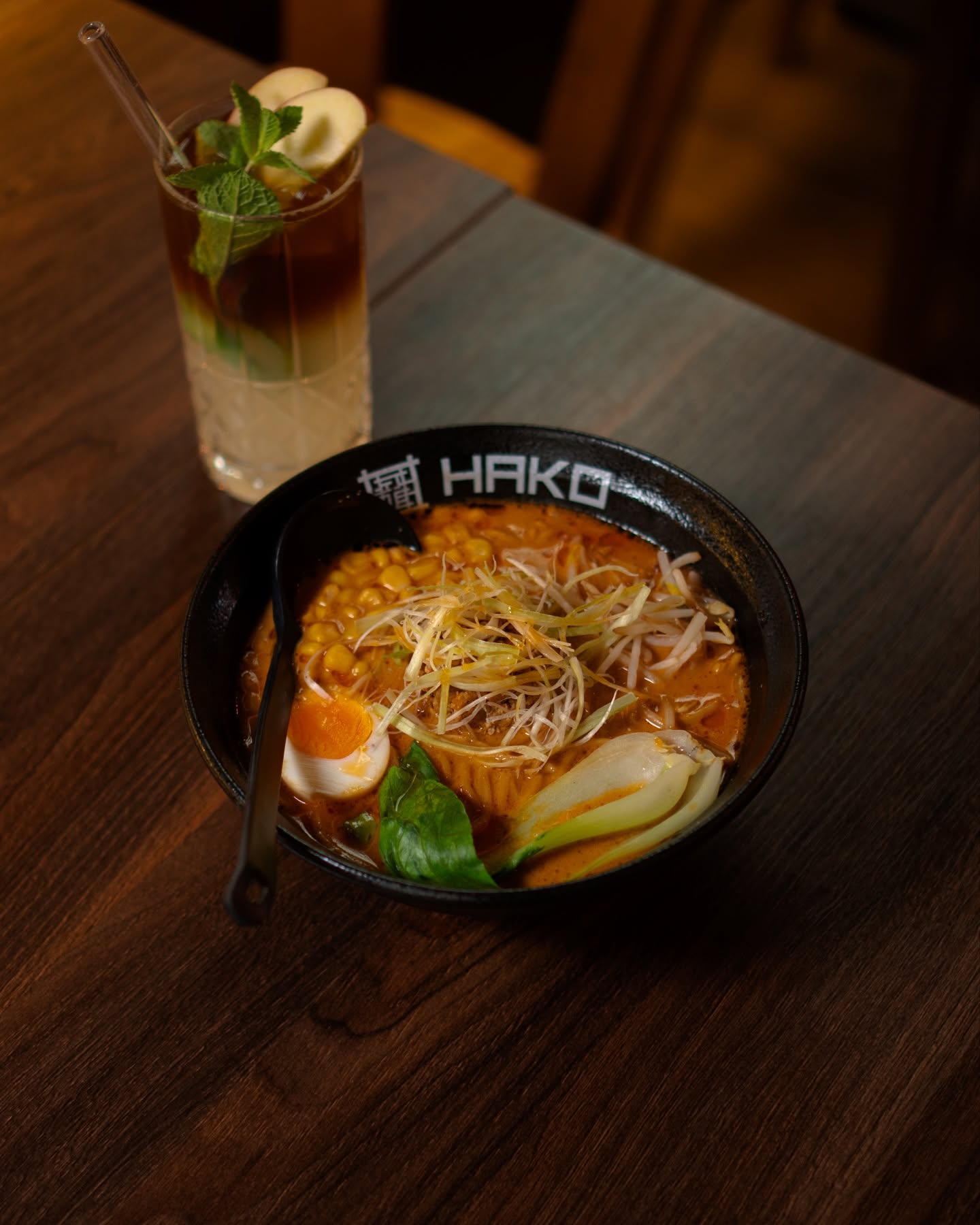 🔥 Tantan – einer unserer Bestseller!
Scharfes Hackfleisch, cremiges Ajitsuke Tamago, süßer Mais, frischer Pak Choi, knackige Sojasprossen und unsere hausgemachten Ramen-Nudeln – alles vereint in einer Bowl voller Umami 💥🍜
Nur bei Hako Ramen – in Berlin, Potsdam, Hamburg & München. Komm vorbei und überzeuge dich selbst! 💯
#TantanRamen #HakoRamen #BestsellerBowl #RamenLove #BerlinFood #HamburgEats #PotsdamFood #MünchenGenießt #AjitsukeTamago #RamenLovers