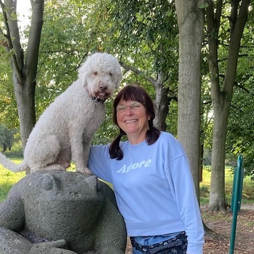 Zurück in die Heimat 🫶
Kerstin Elser
Kerstin Elser ist in Aalen geboren. Ihren ersten Cellounterricht erhielt sie im Alter von 5 Jahren bei Hans Elser in Heidenheim/Brenz. Später wechselte sie an die Städtische Musikschule nach Aalen zu Detlev Anders. Schon als Schülerin entdeckte sie ihre Vorliebe fürs Ensemble- und Orchesterspiel und wirkte als freies Mitglied in Sinfonie- und Kammerorchestern, Streichquartett und einem Celloquartett mit. Nach dem Abitur studierte sie Orchestermusik in Köln bei Prof. Alwin Bauer und als Klaviertrio beim Amadeus-Quartett. Später wechselte sie nach Berlin zu Jörg Baumann.
Neben zahlreichen Kammermusikkursen war Kerstin Elser Mitglied des European Communityouth ORchestra, der Jungen Deutschen Philharmonie sowie des Robert Schumann Kammerorchesters. Seit 1991 ist Kerstin Elser festes Mitglied der Duisburger Philharmoniker.
_________________
Zusammen mit 39 Musiker:innen ist Kerstin Elser zum 1. Mal mit dem AAFO zu hören 👀, wir freuen uns!
1.6.2025 um 18:00 Uhr, Stadthalle Aalen
17:30 Uhr Werkseinführung mit Dirigent Gero Wittich
UNBESCHWERT! ☀️
Gioachino Rossini: Ouvertüre zu „Der Barbier von Sevilla“
Charles Gounod: Sinfonie Nr. 1 D-Dur
Felix Mendelssohn: Sinfonie Nr. 4 A-Dur „Italienische“
👉Tickets: Link im Bio
Foto: privat
#aalenfestivalorchester #AAFO #Konzert2025 #gerowittich #aalen #ostalbkreis #stadthalleaalen #klassik#stadtaalen #aalenkulturundevent #musikfürdieseele #musikfürsherz #hiddenchampions