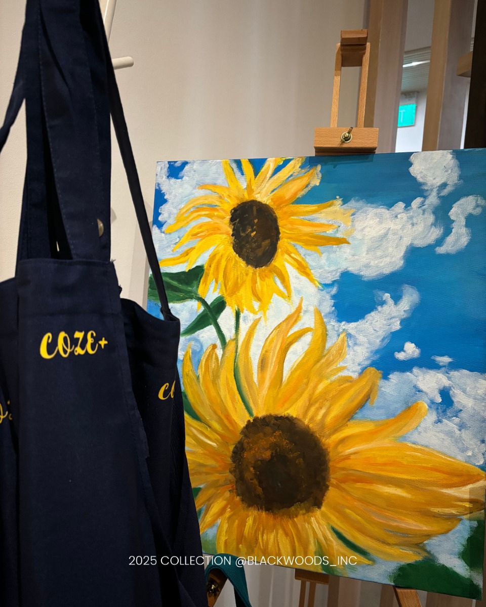 This art studio is the perfect blend of inspiration and function. A vibrant floral triptych under a glass pendant sets the tone, while wooden easels and the sunflower painting bring warmth to the creative space. Every detail is designed to spark artistic vision while ensuring practical comfort.
#blackwoodsinterior #blackwoods #blackwoodsinc #homedecor #interiordesign #interiorstyling #reno #sginterior #sginteriordesign #home #homedesign #homedecoration #styling #renovation #renovationsg #minimalist #minimalisthome #inspiration