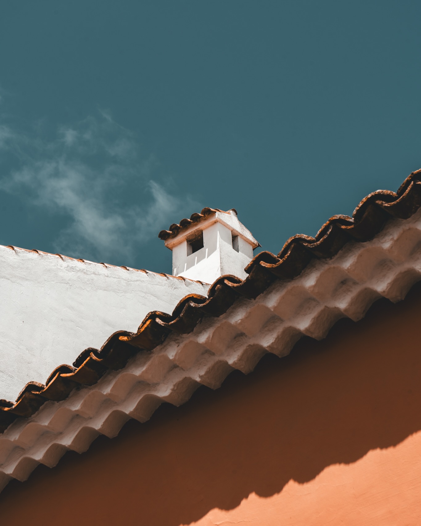 La Laguna auf Teneriffa ist eine Stadt, die man nicht einfach nur besucht. Man spaziert, staunt, bleibt stehen, schaut nach oben, biegt irgendwo ab, entdeckt etwas Neues und landet plötzlich in einem kleinen Restaurant, das man so in einer UNESCO-Welterbestadt nicht erwartet hätte.
Die Altstadt ist ein echtes Labyrinth aus schmalen Gassen, Kopfsteinpflaster und historischen Fassaden. Kolonialstil trifft hier auf kanarische Gelassenheit. Die Häuser sind bunt, viele mit holzverzierten Balkonen, riesigen Holztüren und stillen Innenhöfen, die man manchmal durch einen zufällig offenen Durchgang erhaschen kann. Und genau das macht den Reiz aus. Nichts ist spektakulär im klassischen Sinn, aber alles hat Charakter.
La Laguna war einst die Hauptstadt der Insel und wurde im 15. Jahrhundert angelegt, lange bevor man auf Teneriffa von Tourismus gesprochen hat. Der Grundriss der Stadt diente später sogar als Vorlage für viele Städte in Lateinamerika. Heute fühlt sich hier alles ruhig und gelassen an. Es ist eine Stadt zum Schlendern, nicht zum Hetzen.
Und dann gibt es da noch diese authentischen Restaurants. In kleinen Seitengassen versteckt, ohne große Leuchtreklamen, dafür mit sehr guter Küche. Hier gibt es kreative Tapas, lokale Weine, kanarische Klassiker wie Papas Arrugadas oder Mojo Verde und das alles in liebevoll gestalteten Räumen oder auf kleinen Innenhöfen mit Pflanzen, Licht und Atmosphäre.
Mein Tipp: Kommt mittags unter der Woche. Dann habt Ihr die Straßen und Tische oft fast für Euch allein.
#LaLaguna #Teneriffa #UNESCOWelterbe #Kanaren #Altstadtflair #Kolonialarchitektur #FoodieTravel #Gassenliebe #Architekturfotografie #TravelSpain #KanarischeInseln #Inselhopping #LaLagunaVibes #ReisenMitGenuss #fokusfernweh