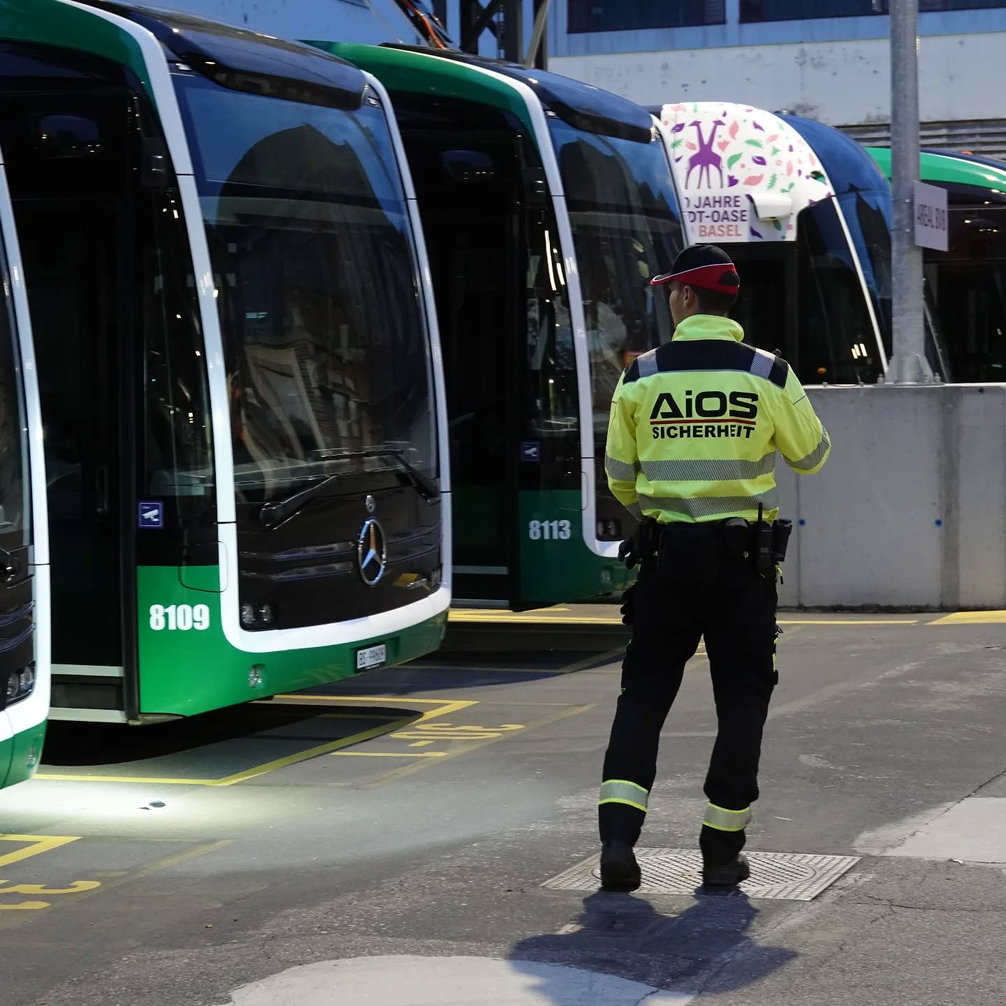 AiOS Bewachung
Sichtbar präsent. Unsichtbar effektiv.
Ob Baustelle, Event oder Objekt – unsere professionellen Sicherheitskräfte sorgen für Schutz und Ordnung, rund um die Uhr.
Verlässlich. Geschult. Einsatzbereit.
#bewachung #sicherheitsdienst #objektschutz #baustellenbewachung #eventsecurity #aiosswiss
