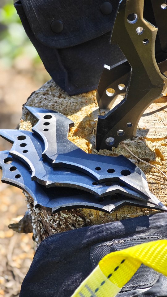 Training avec les couteaux de botte du #thewitcher et #batarangs de #thebatman de chez Batfactory.
De très belles pièces durables et efficaces.
#survival #props #adventure #survivalskills #outdoorgear #survivaladventure #batman #throwingknives #shuriken #batmancosplay #batmanart #workout #batarang