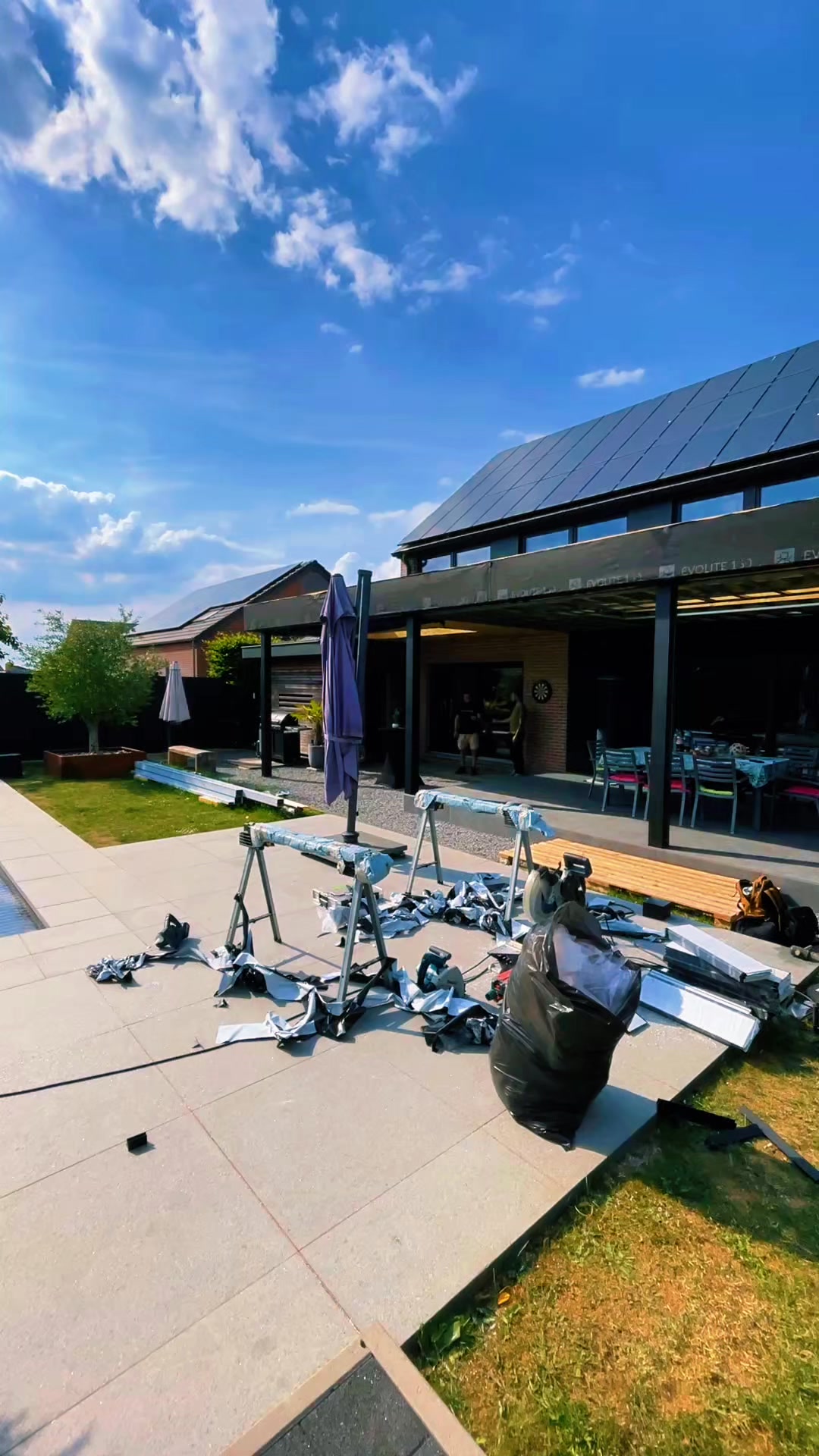 🏡Chantier en cours ! 🚀 Une extension moderne et isolée, habillée d’un élégant bardage en aluminium noir mat, avec fenêtre de toit, chape carrelée et finitions extérieures en préparation… 👌Le tout, pour un espace lumineux, esthétique et confortable. Le résultat final ? Il arrive bientôt… ⌛️et ça promet ! Restez connectés pour découvrir la transformation complète. #terrasse #pergola #outdoorlife #design #aménagementextérieur #extensions #tranquility #pooldesign #housedesign #projetmaison