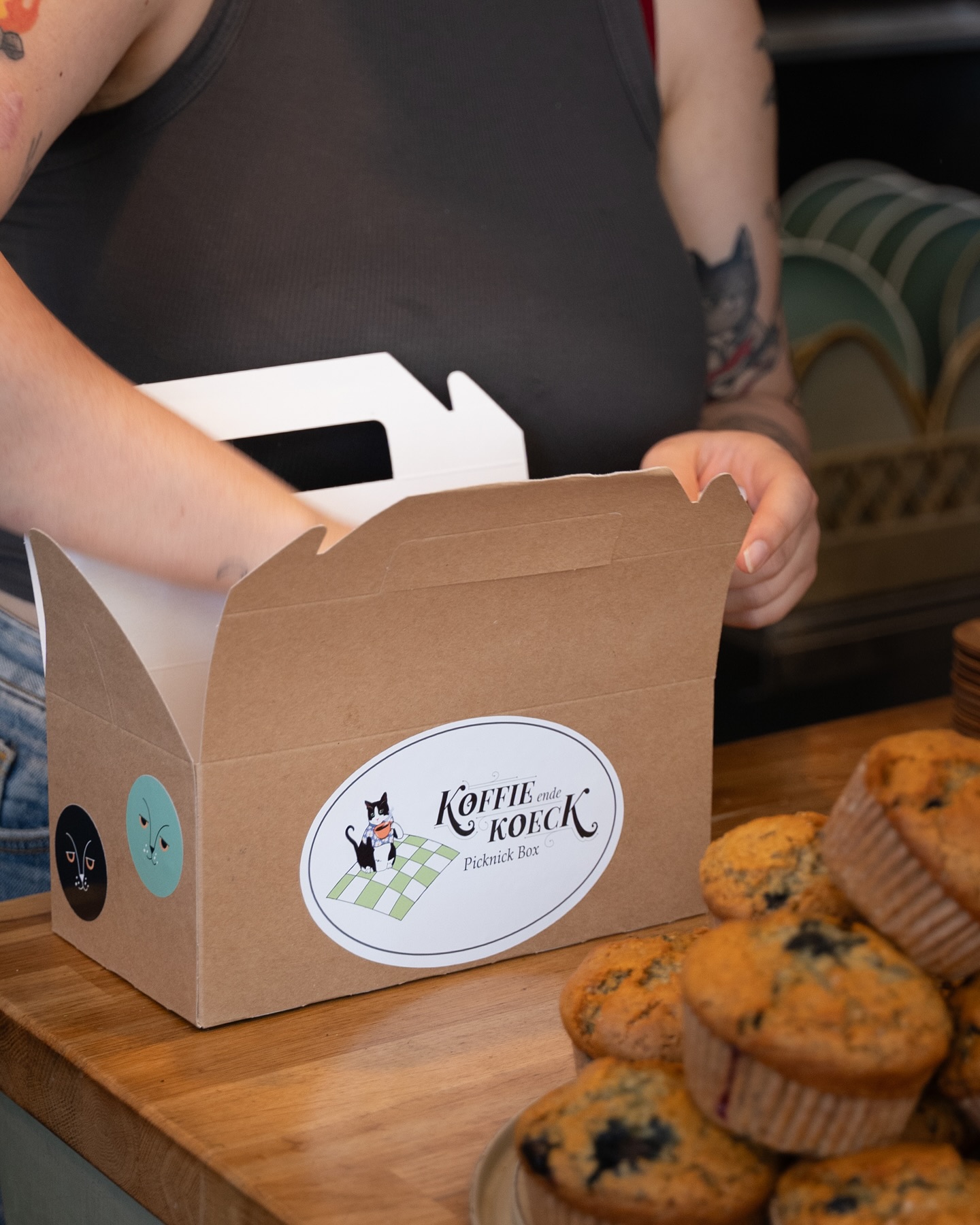 ☀️ Ready for Sunny Days? We’ve Got Your Perfect Picnic Plan! 🌿
Slide into sunshine season with our Picnic Box – packed with plant-based deliciousness, ready to share with friends and enjoy under the trees of Westerpark, just steps from Koffie ende Koeck. 🧺💛
Whether you’re celebrating the weekend, a special moment, or just the weather (we get it – Dutch sun is rare ☀️😉), we’ve made it easy for you.
✨ 100% vegan