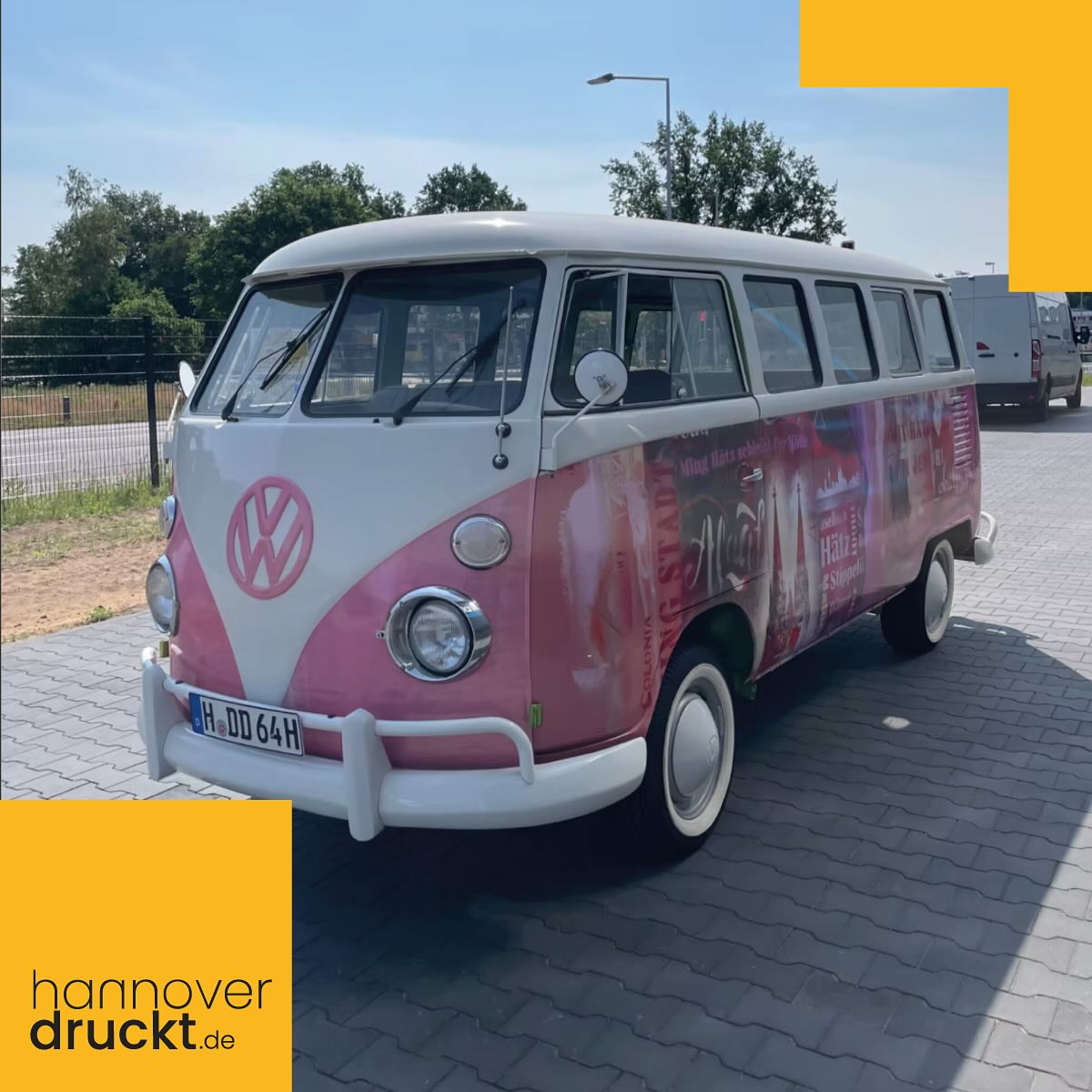 Im Auftrag einer Kölner Künstlerin ist dieser VW T1 Bus zu einem kleinen Kunstobjekt geworden. Aus einem Wandbild wurden Elemente genommen und grafisch auf dem 64er Bulli angepasst. Definitiv keine leichte Aufgabe, aber ein tolles Projekt mit einem sensationellen Ergebnis, auf das wir gerne zurückschauen :)
https://www.hannoverdruckt.de/post/vollfolierung-oldtimer
#t1 #bully #oldtimer #art #carwraps