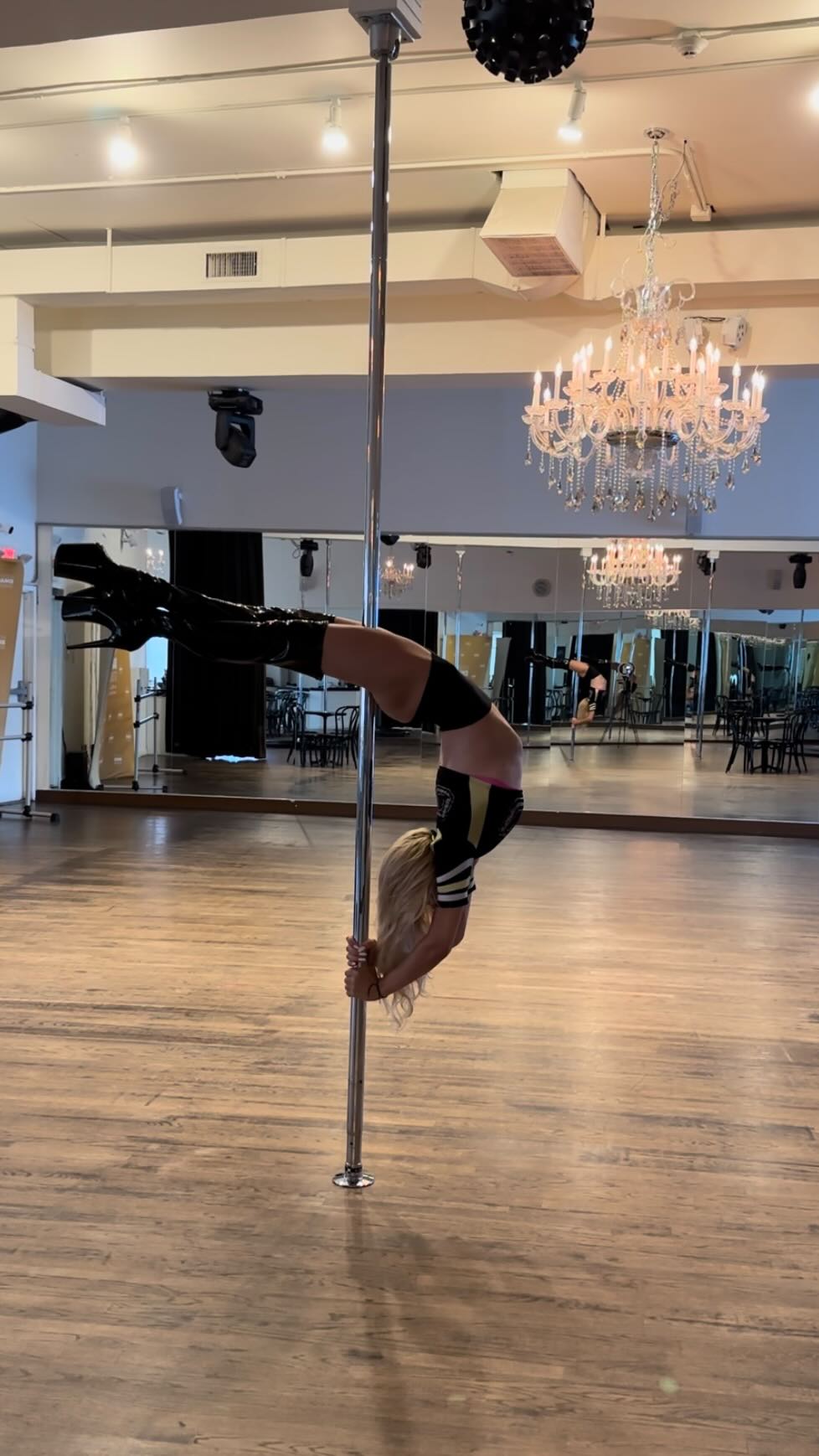 Very urgent!!!!! We are looking for 5 girls who have never tried classes with pole dance and floor work!!!!! package for 6 classes $120. Includes 2 classes INTRO TO POLE, 2 classes EXOTIC POLE DANCE, 2 classes FLOOR WORK, 1 hour of studio rent for practice. If you have never tried pole dancing, but want to do it and don’t know what to choose!!! In 2 lessons you will understand what you like more. Learn a trick on the pole, dance with a pole and dance on the floor!!! #bogotanj #poledanceparty #floorworkdance #openpole #weddingday