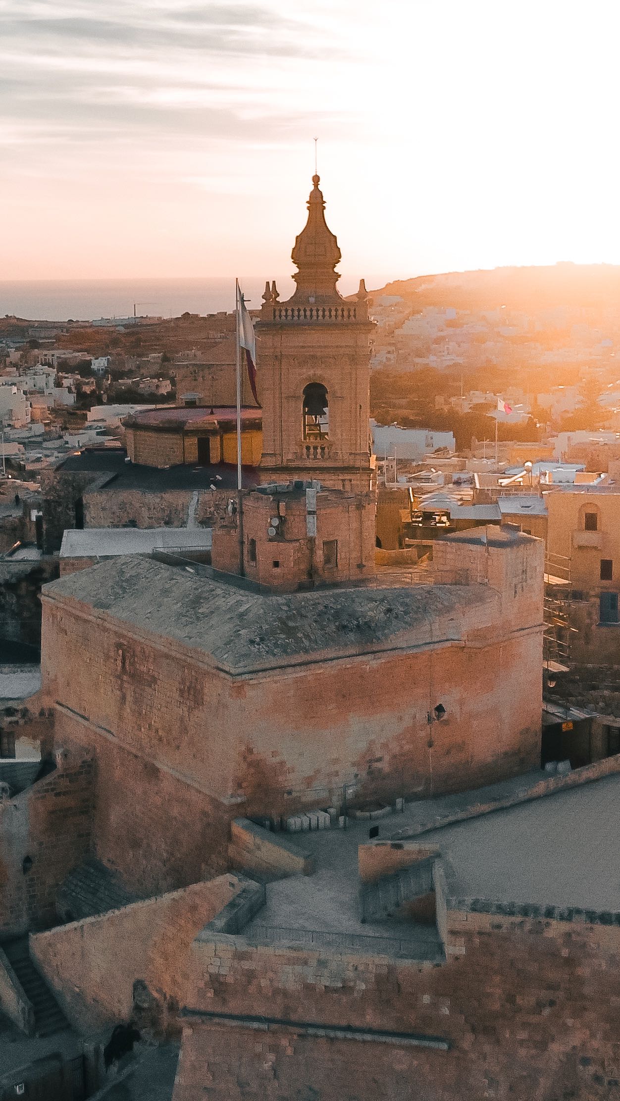 Willkommen auf Gozo, einer Insel, die trotz ihrer Nähe zu Malta eine ganz eigene, besondere Atmosphäre bietet. Nur eine kurze Fährfahrt trennt Euch von diesem kleinen Paradies im Mittelmeer, das mit seiner Ruhe, natürlichen Schönheit und einer langen Geschichte beeindruckt. Gozo ist der perfekte Ort, um dem hektischen Alltag zu entfliehen und in eine Welt einzutauchen, in der die Zeit scheinbar langsamer vergeht. Hier könnt Ihr durch charmante Dörfer schlendern, die noch ihren ursprünglichen, maltesischen Charakter bewahrt haben und die herzliche Gastfreundschaft der Gozitaner erleben. Die Schwesterinsel von Malta ist bekannt für ihre atemberaubenden Küstenlandschaften, die zum Wandern einladen, sowie für ihre historischen Stätten, die von der bewegten Vergangenheit der Insel erzählen. Doch Gozo hat auch eine „aufregende“ Seite: Ihr könnt lokale Feste miterleben, die die Insel zum Leben erwecken, oder Euch in traditionellen Restaurants kulinarisch verwöhnen lassen.
#GozoIsland #VisitGozo #GozoTravel #GgantijaTemples #IslandVibes #HiddenParadise #TravelMalta #WanderlustEurope