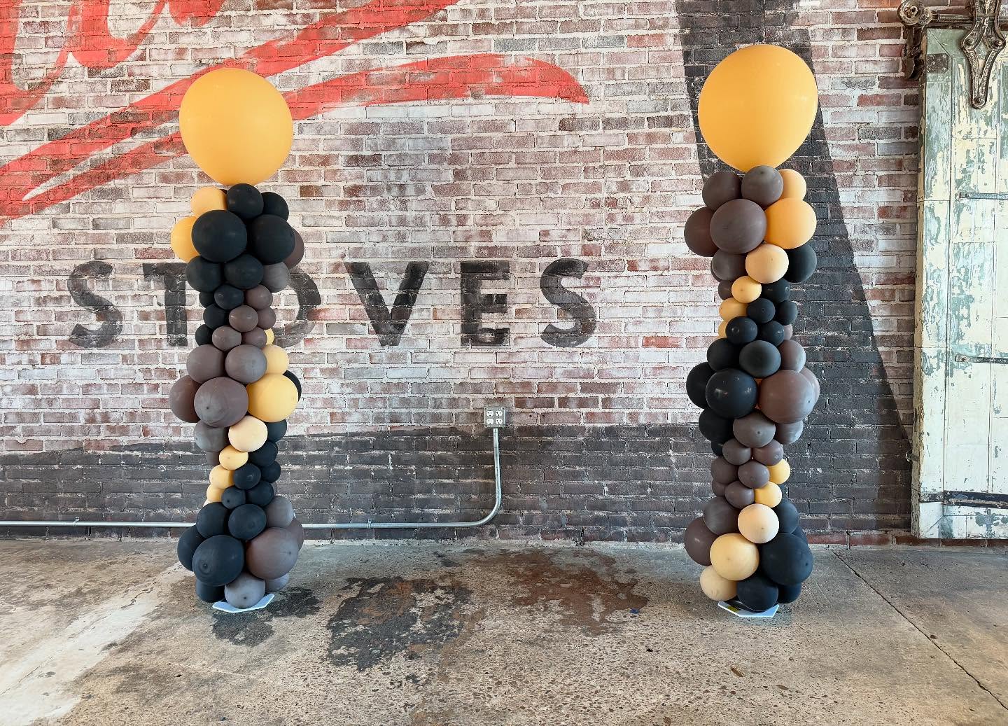 ☀️ Did you know the sun can dull your balloons?
Outdoor setups are beautiful—but Alabama heat is no joke!
Darker balloons especially can oxidize quickly, turning matte and even popping in the sun. That’s why I always use balloon shine to bring them back to life and keep your setup looking fresh & photo-ready! ✨🎈
Swipe to see the before & after—what a difference a little shine can make!
📅 Now booking for summer birthdays, baby showers, and all your special events!
📍Huntsville, AL + surrounding areas
📩 DM to save your date!