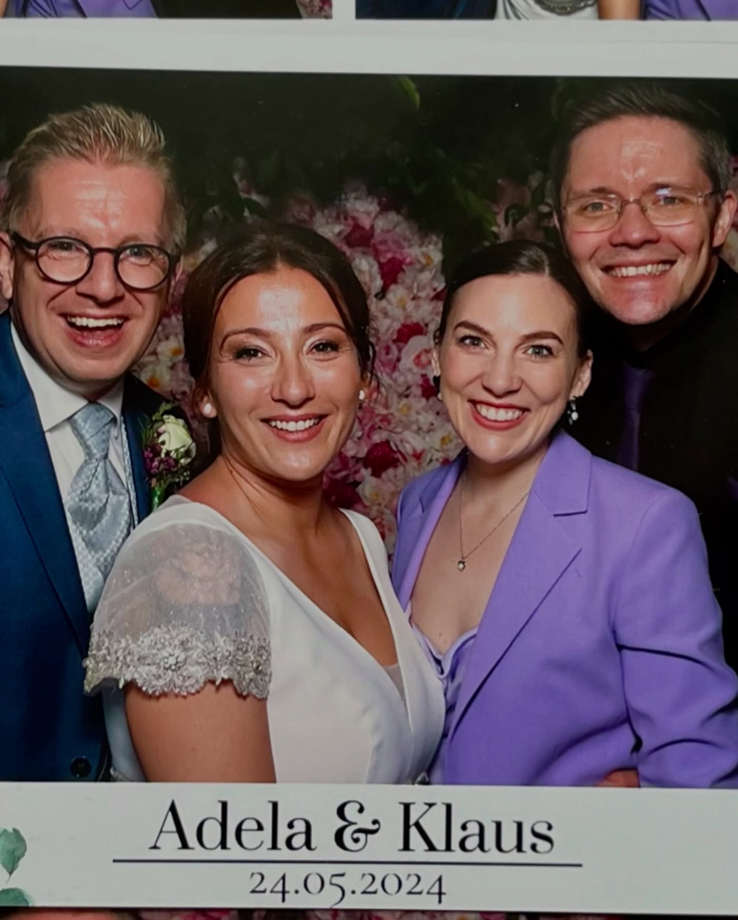 Am vergangenen Samstag durften wir Klaus und Adela musikalisch durch ihren gesamten Hochzeitstag begleiten – vom ersten Ton in der Kirche bis zur letzten Tanzrunde um drei Uhr morgens.
Wir starteten im Duo mit der Begleitung der kirchlichen Trauung. Eine klassische Zeremonie mit traditionellem Repertoire – wunderschön und mit beeindruckender Akustik in der Kirche. Anschließend ging es weiter zum Golfclub Nippenberg, wo wir im Trio den Sektempfang bei bestem Frühlingswetter musikalisch untermalten.
Auch während des eleganten Dinners spielten wir weiter in Trio-Besetzung – mit sanften, dezenten Klängen im Hintergrund. Ein Highlight des Abends war der Hochzeitstanz zu A Thousand Years, den ich live begleiten durfte. Danach übernahm Daniel alias DJ D. Vine (@dani_an_den_keys ) das musikalische Ruder – und die Tanzfläche war bis tief in die Nacht gut gefüllt.
Danke, liebe Adela, lieber Klaus, für euer Vertrauen und diesen wunderschönen Tag mit euch. Wir hatten jede Menge Freude und großartige musikalische Momente.
📍Golfclub Nippenberg
🎤 Live-Musik & DJ-Service – ein Tag, ein Team
#hochzeit2025 #livemusikzurhochzeit #kirchlichetrauung #sektempfang #hochzeitstanz #djzurhochzeit #rebeccasammet #rebeccasammettrio #djdvine #hochzeitmitmusik  #hochzeitssängerin #stuttgart