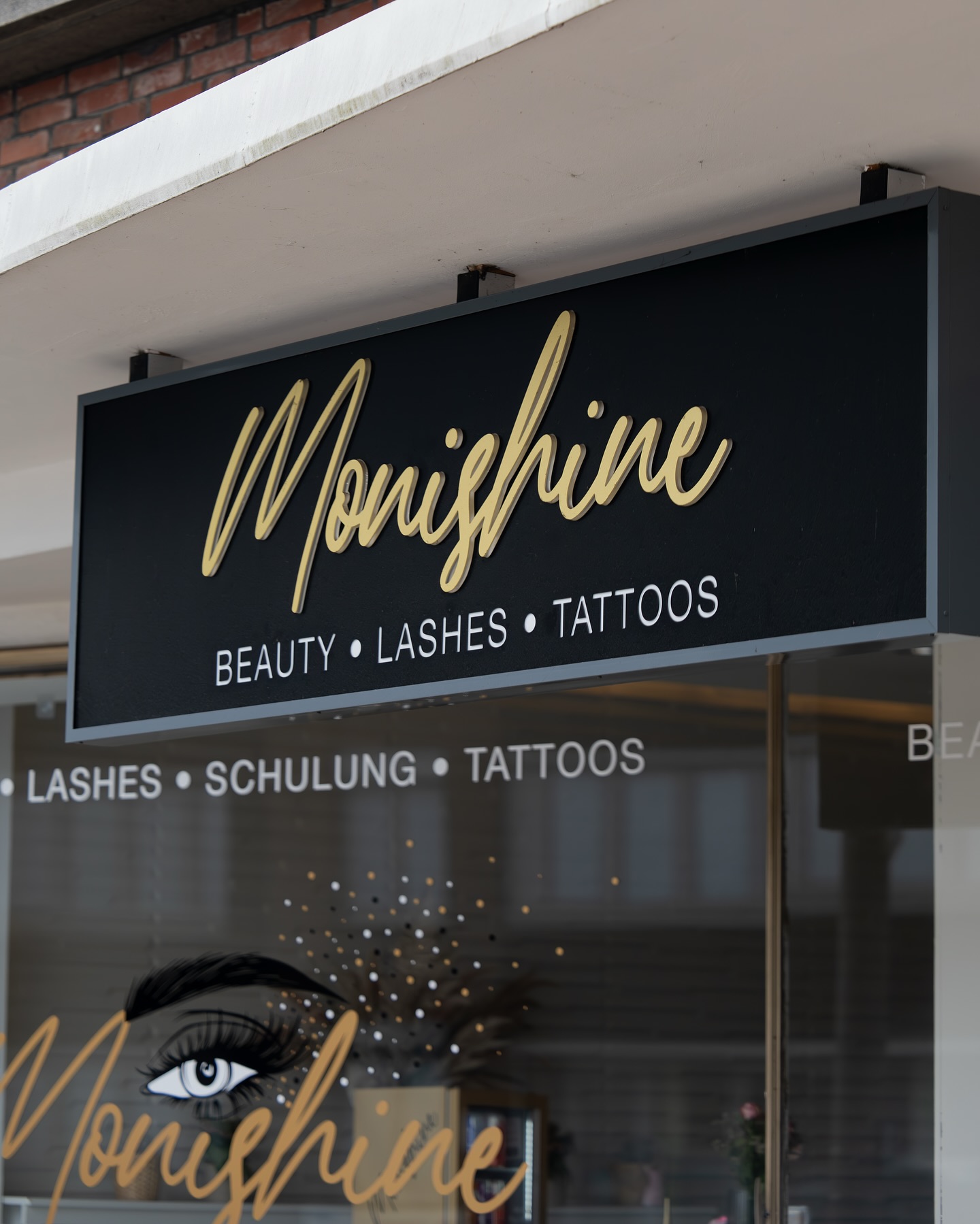 🌞✨ Eleganz bei Tageslicht – Außenwerbung, die Klasse zeigt!
Mit goldener 3D-Beschriftung und passender Fensterfolierung wirkt „Monishine“ edel, modern und professionell. Eine harmonische Kombination aus Stil und Sichtbarkeit – ganz nach Wunsch umgesetzt!
🔹 3D-Schriftzug in Gold
🔹 Individuelle Fensterbeschriftung
🔹 Hochwertige Materialien & Design
Dein Business verdient den passenden Auftritt? Wir bringen deine Marke an die Fassade! 💬🎨
#Werbetechnik #3DBuchstaben #Schaufensterwerbung #Außenwerbung #Branding #Signage #BeautyStudio #Fensterfolierung #Monishine #SchilderDesign #Werbetechniker