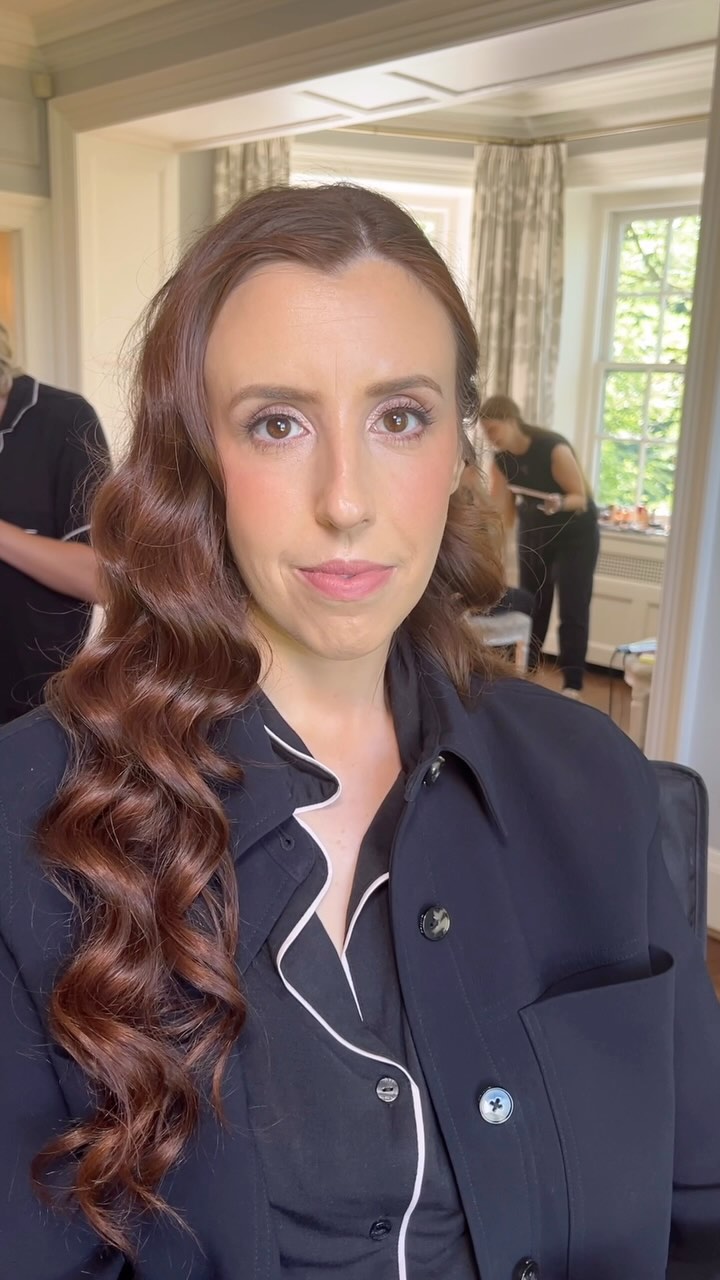 Who ever said pink doesn’t go with red was mistaken because she’s a redhead maven🔥😍
I love creating a soft subtle pink on the eye with a nudey-pink lip - especially during wedding season!
Makeup by yours truly @beyoutifiedglam
Gorgeous glam waves by @tedi_styles
Rep best team @theblushparlour
Stunning venue @graydonhallmanor
#travelmakeupartist #makeupartist #beforeandafter #torontomakeupartist #softglam #naturalmakeup #bridalmakeup #glamwaves #hollywoodwaves #commercialmakeup #weddings #engagement #bridesmaidsmakeup #redhair
