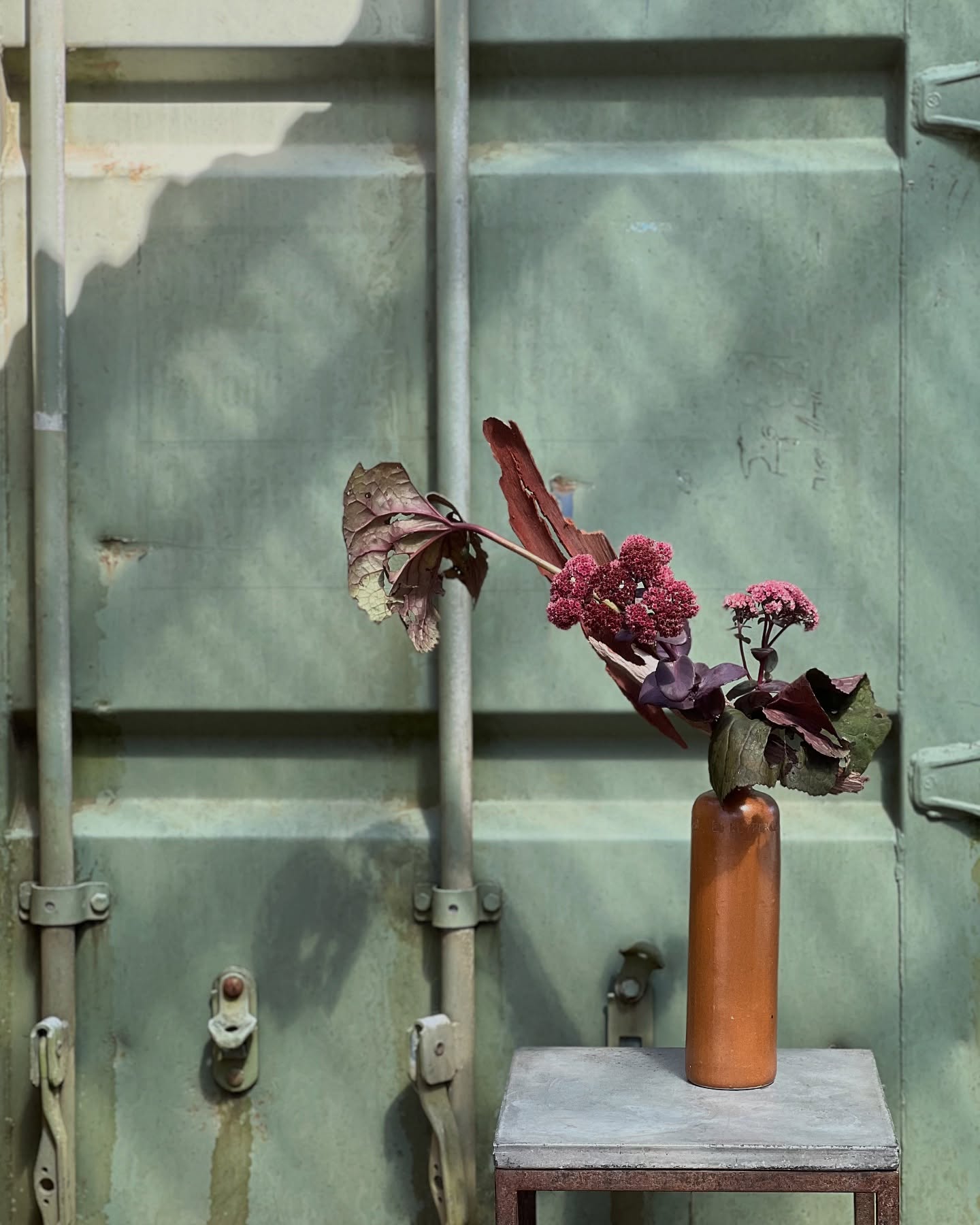 As the seasons change, the once-deep greenery starts to turn, quietly preparing for winter. Looking at this photo, I can’t help but think—what a beautiful summer it was.
@antique_perennials
#SeasonalReflections #NatureThroughIkebana #JapaneseFloralArt #IkebanaInEverySeason #MomentsWithNature