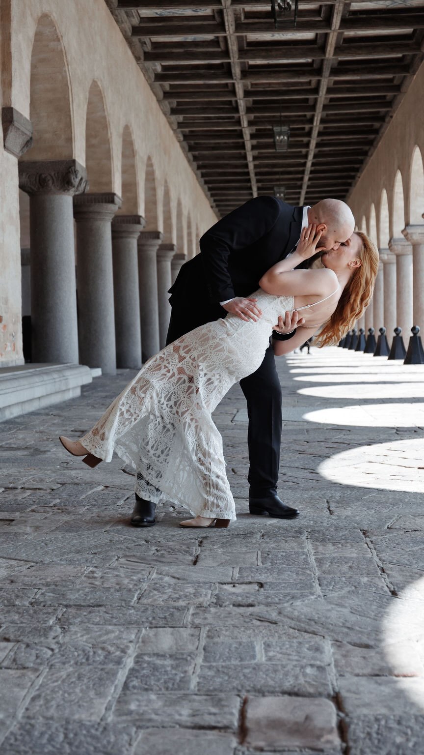 Det blåste ordentligt i Stadshuset den dagen, men de två framför kameran rörde sig som om världen stod still.
Min kusin och hans stora kärlek –
så nära, så självklara.
I juni säger de ja till varandra,
och jag får den stora äran att vara med som deras bröllopsfotograf. 🤍
En kärlekshistoria jag är så tacksam att få fånga.
#weddingphotographer #bröllopsfotograf